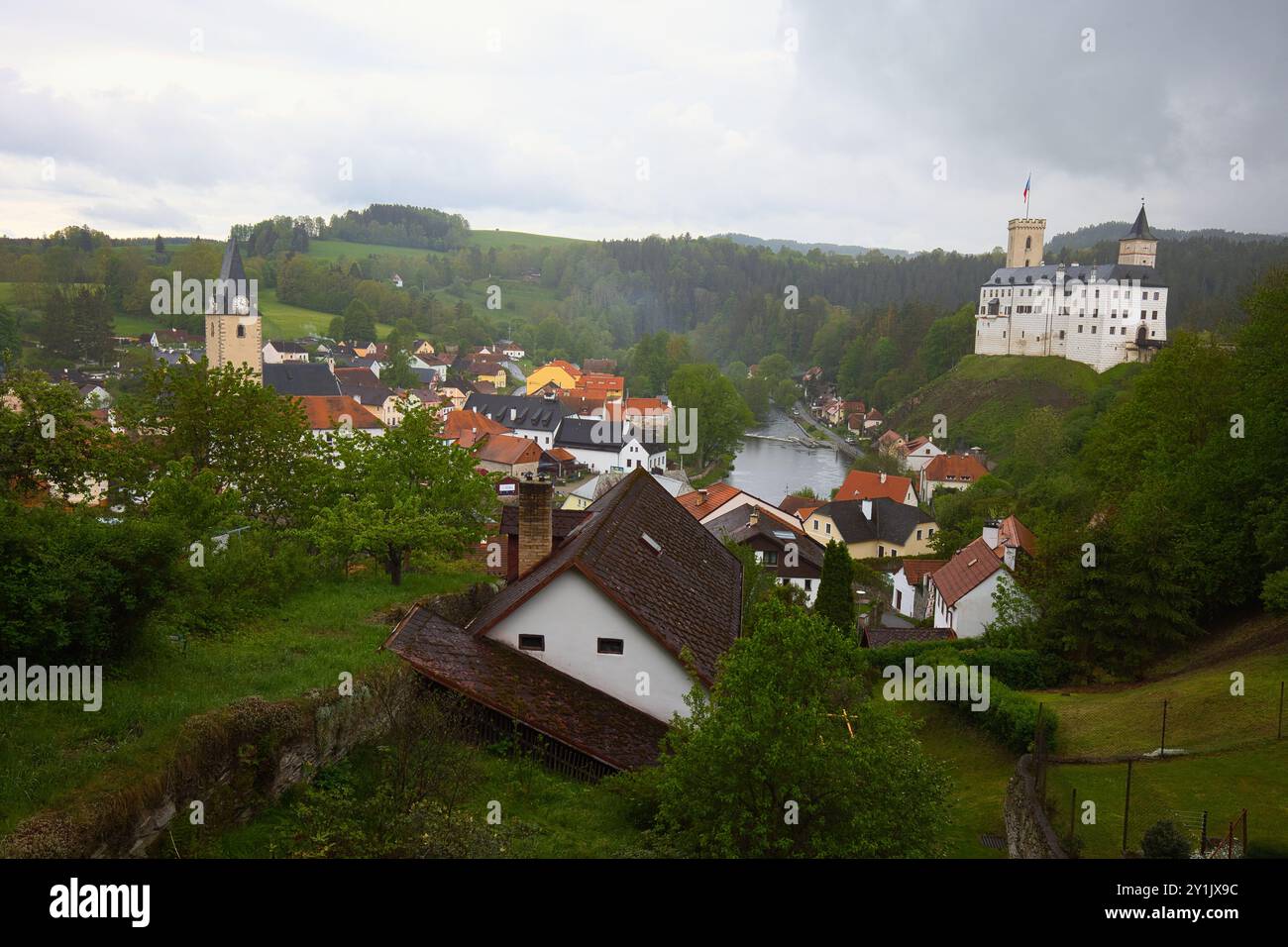 Blick auf Rožmberk nad Vltavou mit Moldau und Burg. Stockfoto