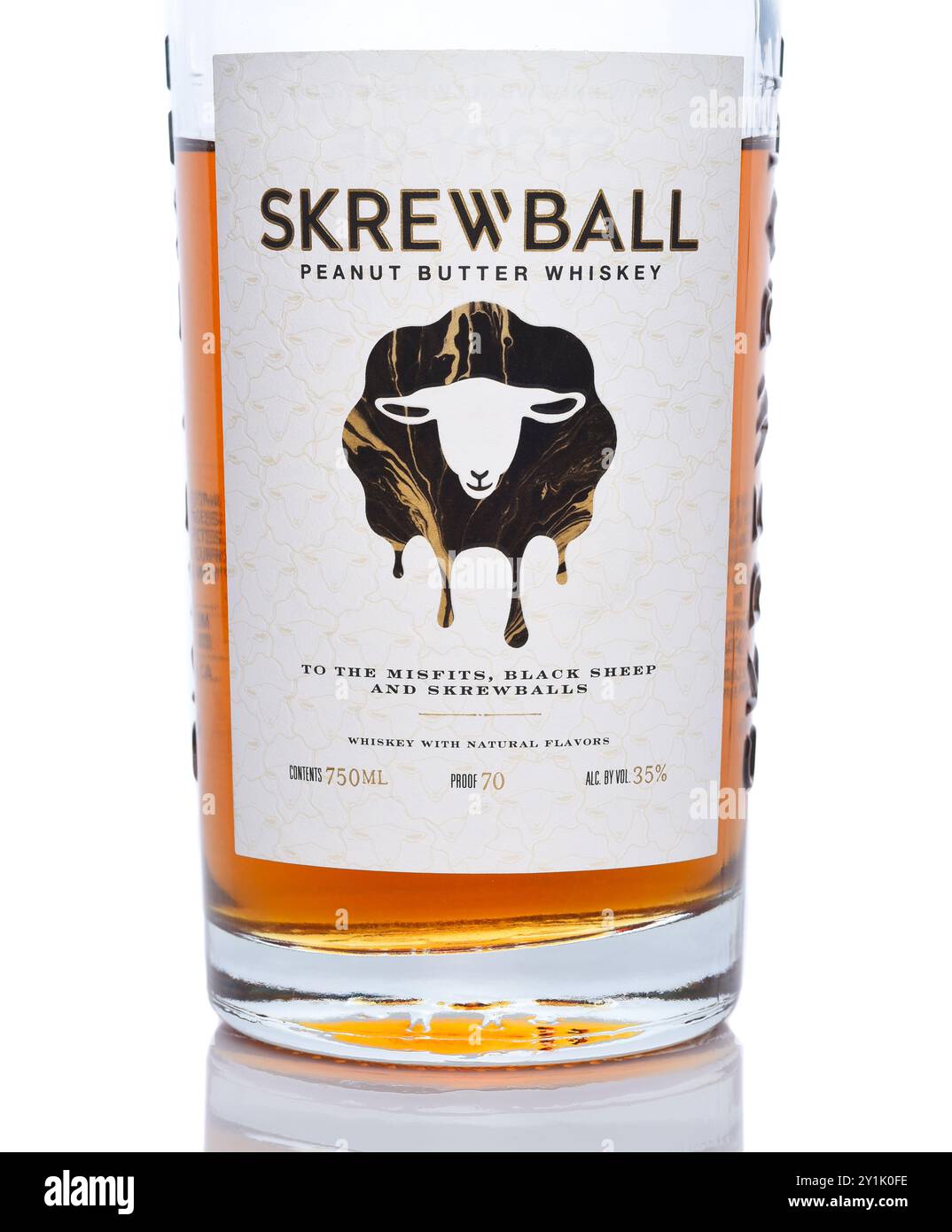 IRVINE, KALIFORNIEN - 6. SEPTEMBER 2024: Nahaufnahme einer Flasche Skrewball Peanut Butter Whiskey. Stockfoto