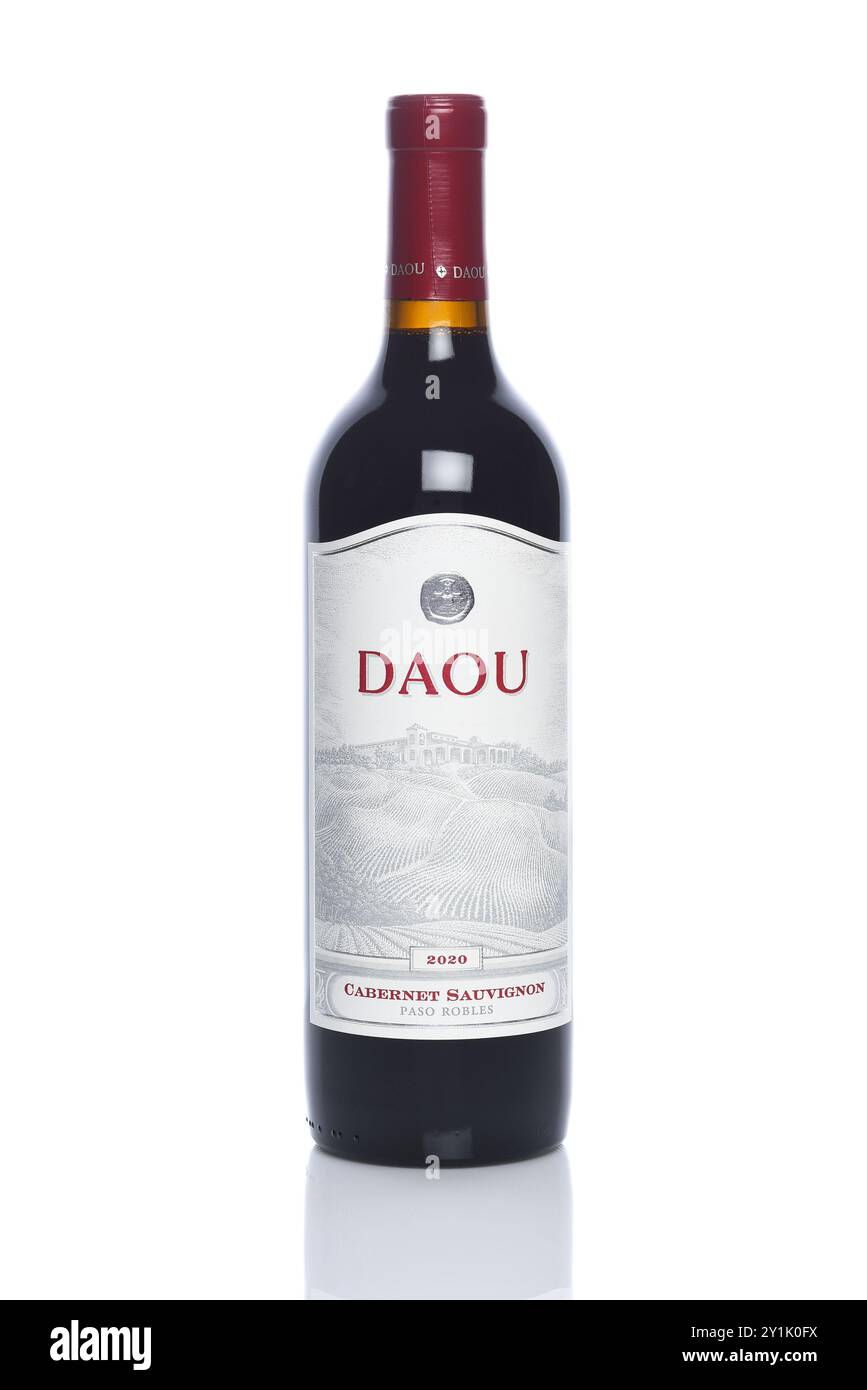 IRVINE, KALIFORNIEN - 6. SEPTEMBER 2024: Eine Flasche DAOU Vineyards Cabernet Sauvignon von Paso Robles, einer erstklassigen Region für Bordeaux-Weine. Stockfoto