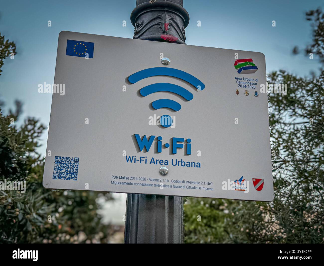 Campobasso, Italien: Wi-Fi-Schild, öffentliches WLAN, Stadtbereich, Europa-Logo, Urbanes Netzwerk, Digitalisierung, Infrastruktur, kostenlose Internetverbindung, Zugangspunkte, Smart City, QR-Code, öffentliche Dienste, Stadtnetzwerk, moderne Technologie. Aktuelle Medien-Stichworte: Ausbau digitale Infrastruktur, Smart City Initiativen, öffentlicher Internetzugang, EU-Förderprogramm, digitale Teilhabe, Sicherheit von öffentlichen Netzwerken, Digitalisierung ländliche Räume, Vernetzung. *** Campobasso, Italien Wi-Fi-Schild, öffentliches Wi-Fi, URBAN Area, Europa-Logo, URBAN Network, Digitalisierung, inf Stockfoto