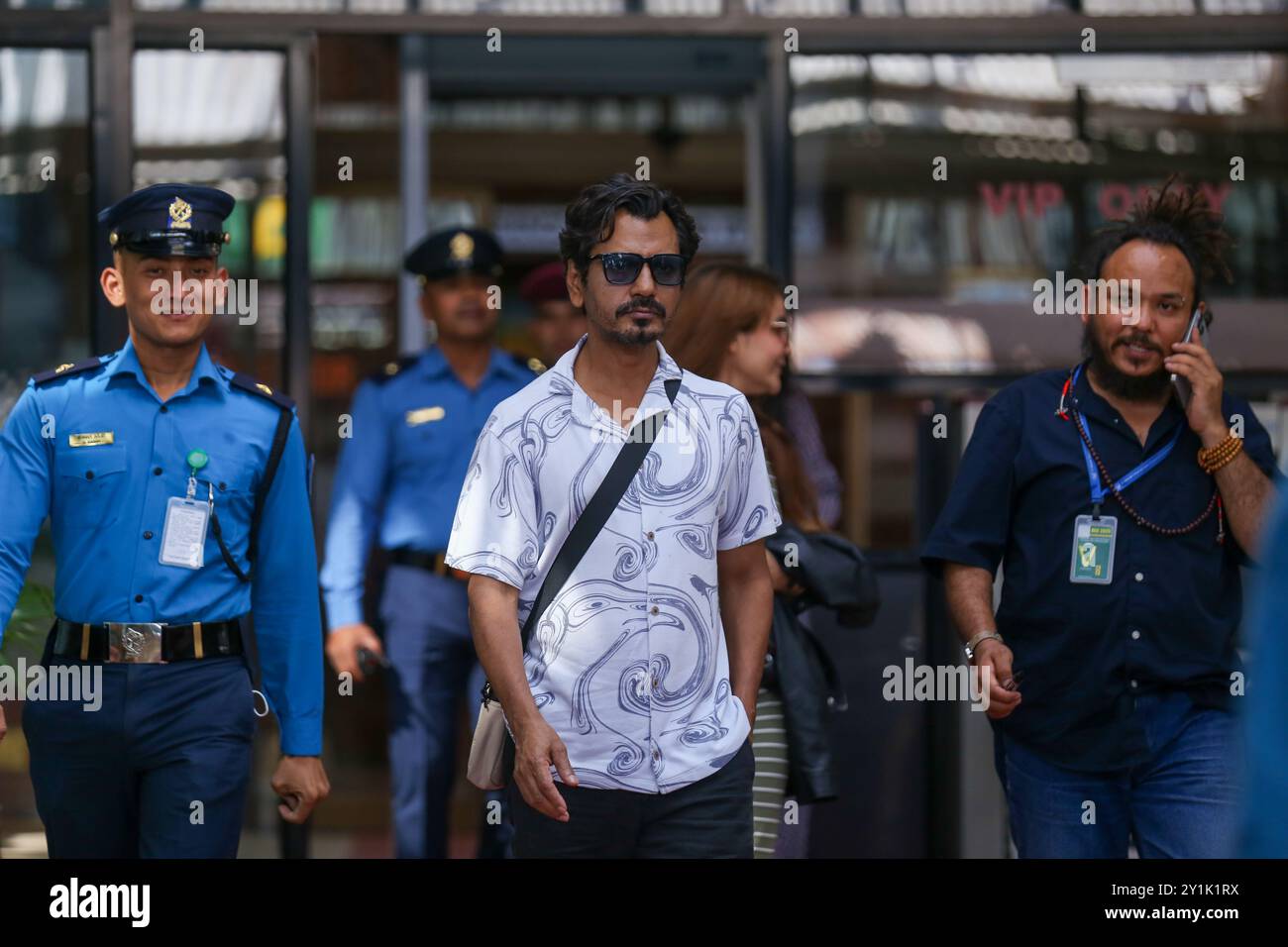 Kathmandu, Nepal. September 2024. Bollywood-Schauspieler Nawazuddin Siddiqui (Mitte) verlässt am 7. September 2024 die VIP-Lounge des Tribhuvan International Airport in Kathmandu, Nepal, zusammen mit dem nepalesischen Filmregisseur Min Bahadur Bham (rechts). Siddiqui kommt nach Kathmandu, um an der Premiere von Shambhala teilzunehmen, einem vom Berliner Filmfestival ausgewählten nepalesischen Film. Der 50-jährige Bollywood-Schauspieler tritt in einigen großen Filmen von Bollywood auf, darunter Black Friday (2004), New York (2009), Peepli Live (2010), Kahani (2012), Banden of Wasseypur (2012) und Banden of Wasseypur-2 (2012). Hinweis: NurPhoto Stockfoto