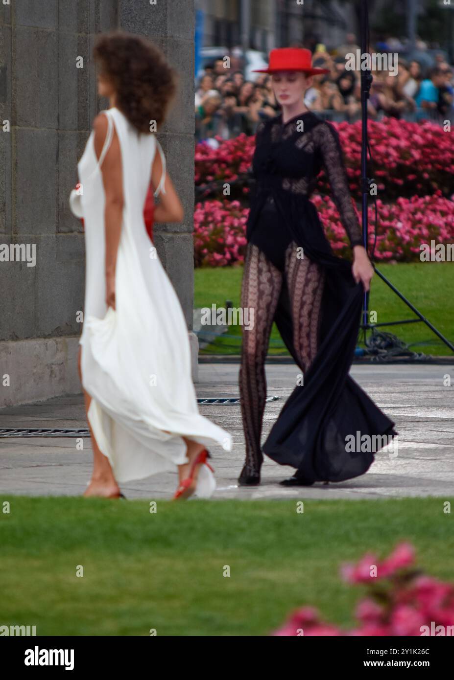 Madrid, Madrid, SPANIEN. September 2024. Madrid es Moda eröffnet die Fashion Week mit einer großen Parade in der emblematischen Puerta de Alcala. Eine beispiellose Veranstaltung, die dank des Stadtrates von Madrid organisiert wurde. Über dieses zauberhafte Szenario werden am Samstag, den 7. September, um 19:30 Uhr, während des Sonnenuntergangs, 50 Modelle die Vorschläge von 28 Designern zeigen. Eine spektakuläre Inszenierung mit Anspielungen auf Folklore und Madrider Kunsthandwerk, NUR FÜR die REDAKTIONELLE VERWENDUNG VON Madrids Gemälden von Goya (Credit Image: © Richard Zubelzu/ZUMA Press Wire)! Nicht für kommerzielle ZWECKE! Stockfoto