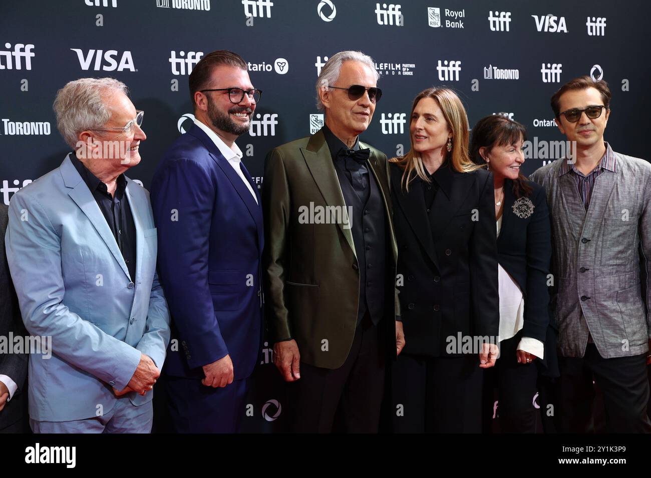 Toronto, Kanada. September 2024. Malcolm Gerrie, Geno McDermott, Andrea Bocelli, Cosima Spender, Jan Younghusband, Valerio Bonelli bei Arrivals für ANDREA BOCELLI: WEIL ich GLAUBE Premiere beim Toronto International Film Festival (TIFF) 2024, Roy Thomson Hall, Toronto, ON, 7. September, 2024. Quelle: JA/Everett Collection/Alamy Live News Stockfoto