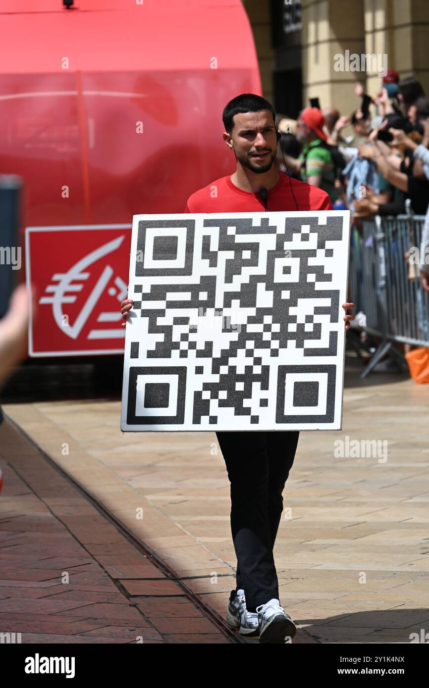 Man wirbt für Giant QR Code oder Quick-Response Code Banner Stockfoto