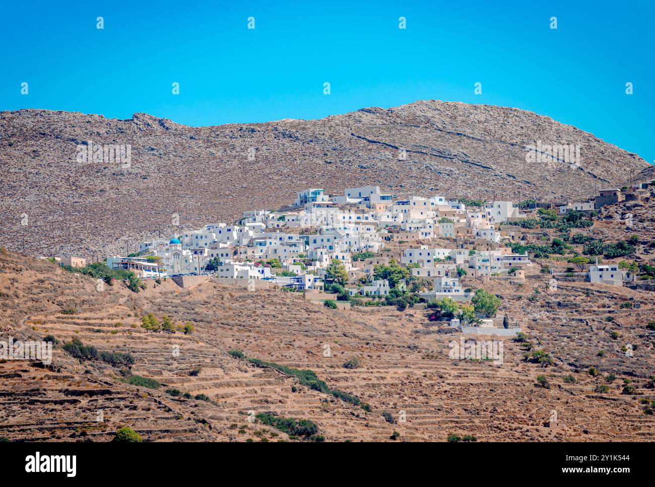 Blick auf Tholaria, ein bergiges Dorf auf der Insel Amorgos, Kykladen, Griechenland. Traditionelle weiß getünchte Häuser. Stockfoto