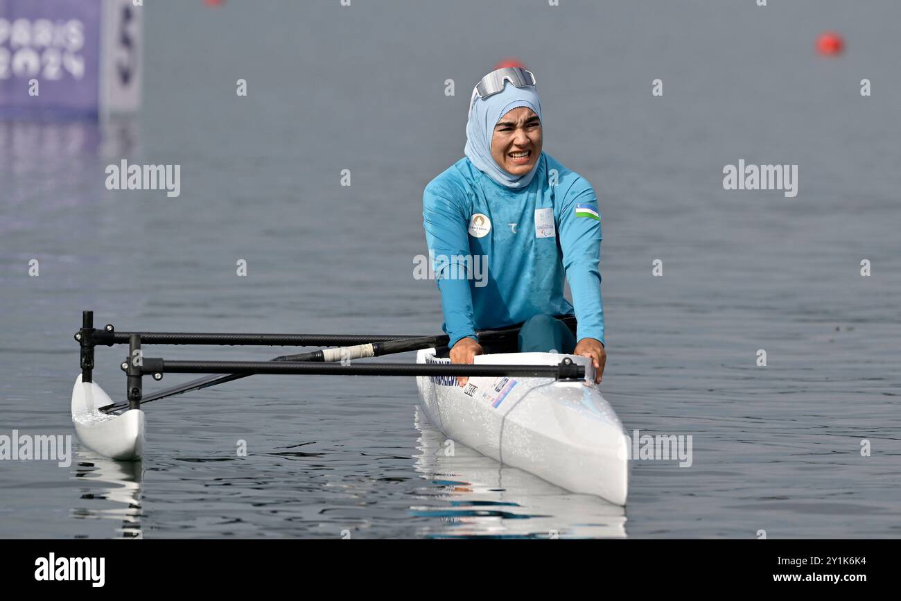 Paris, Frankreich. September 2024. Para Canoe. Paris 2024 Paralympics Olympisches Nautikstadion. Paris. Shakhzoda Mamadaleiva (UZB) im Para Canoe Finals während der Paralympics 2024 in Paris im Olympischen Nautikstadion, Frankreich. Quelle: Sport In Pictures/Alamy Live News Stockfoto