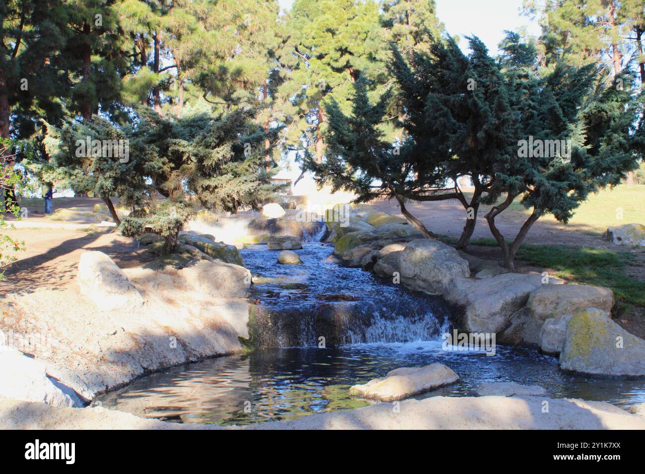 Wasserfallbrunnen mit Felsenmerkmal im Park Stockfoto