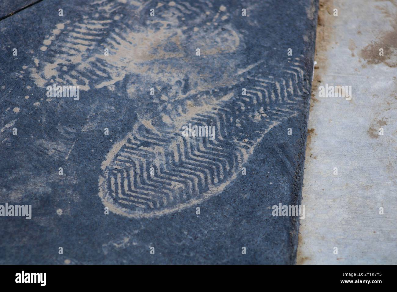 Schmutzabweisend auf schwarzer Gummioberfläche Stockfoto