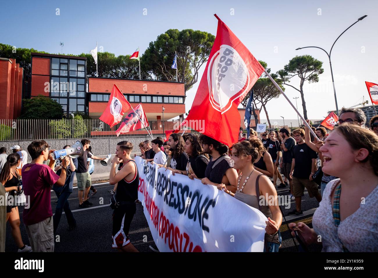 Rom, Rm, Italien. September 2024. Der 19-jährige Demonstrant wurde bei Zusammenstößen mit der Polizei getötet. Die Demonstranten konfrontierten die Polizei bei der Räumung der besetzten Häuser. Aktivisten für das Recht auf Wohnung nehmen an dem marsch "von den Zelten zu den Häusern mit Fabrizio im Herzen" Teil. (Kreditbild: © Marco Di Gianvito/ZUMA Press Wire) NUR REDAKTIONELLE VERWENDUNG! Nicht für kommerzielle ZWECKE! Quelle: ZUMA Press, Inc./Alamy Live News Stockfoto