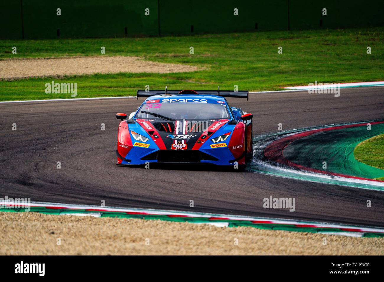 Imola, Imola, Italien. September 2024. Ecoleafs Lamborghini Huracan Evo 2 n.32 tritt während des freien Trainings für die 6. Runde der Grand Turism Italian Championship auf der internationalen Rennstrecke Enzo and Dino Ferrari an. (Kreditbild: © Luca Martini/ZUMA Press Wire) NUR REDAKTIONELLE VERWENDUNG! Nicht für kommerzielle ZWECKE! Stockfoto