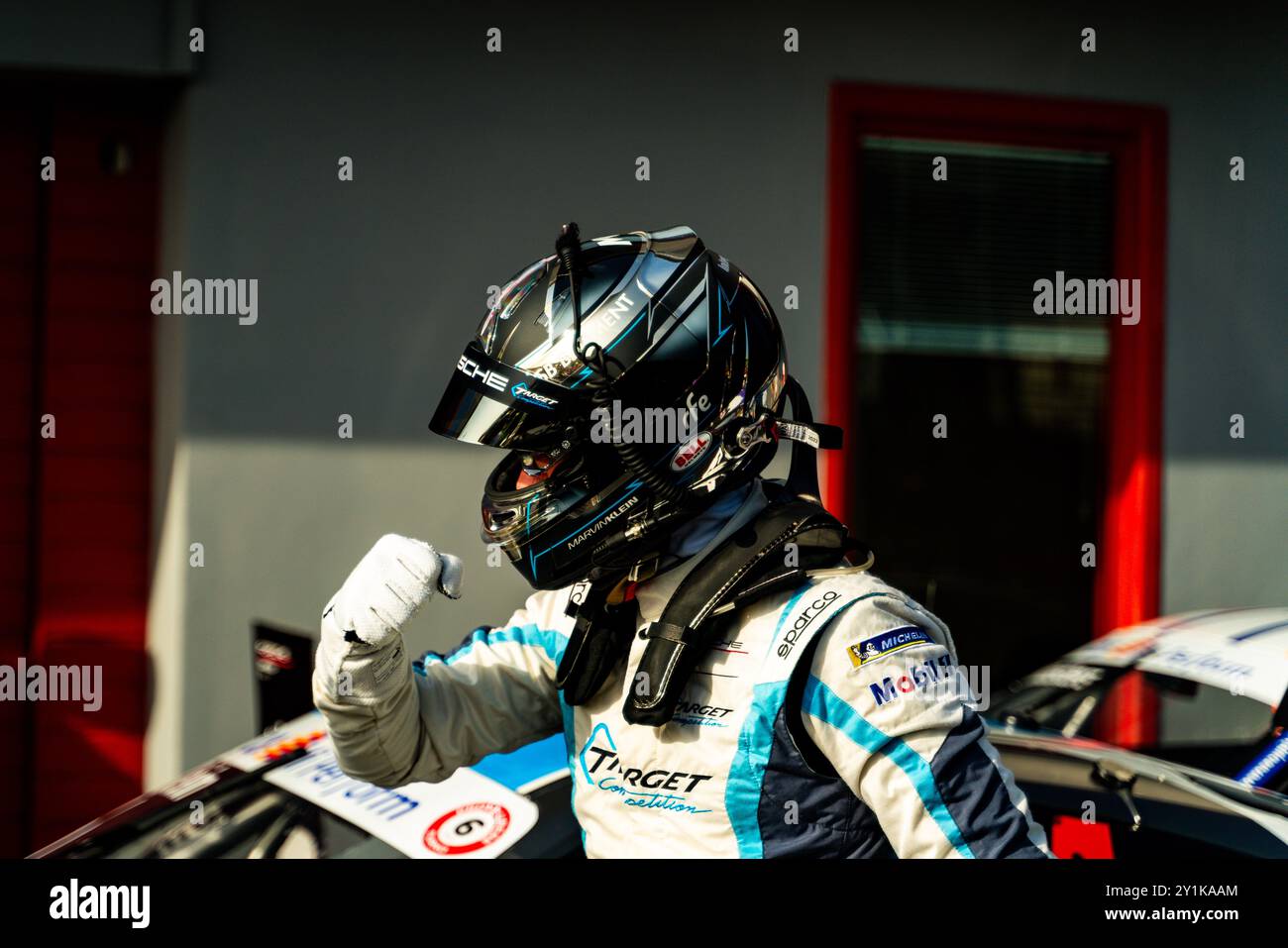 Imola, Imola, Italien. September 2024. Marvin Klein feiert den Sieg des siebten Rennens des Porsche Carrera Cup Italia auf der Rennstrecke Enzo and Dino Ferrari International. (Kreditbild: © Luca Martini/ZUMA Press Wire) NUR REDAKTIONELLE VERWENDUNG! Nicht für kommerzielle ZWECKE! Quelle: ZUMA Press, Inc./Alamy Live News Stockfoto