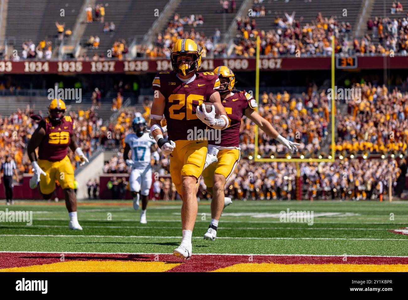 St. Paul, Minnesota, USA. September 2024. Der Footballspieler JACK HENDERSON der University of Minnesota überquert die Torlinie, um einen Touchdown zu erzielen. Die University of Minnesota und die University of Rhode Island standen im Huntington Bank Stadium in Minneapolis, Minnesota, gegenüber. Die University of Minnesota kam mit dem Sieg davon und schloss Rhode Island mit 48:0. (Kreditbild: © Michael Turner/ZUMA Press Wire) NUR REDAKTIONELLE VERWENDUNG! Nicht für kommerzielle ZWECKE! Quelle: ZUMA Press, Inc./Alamy Live News Stockfoto