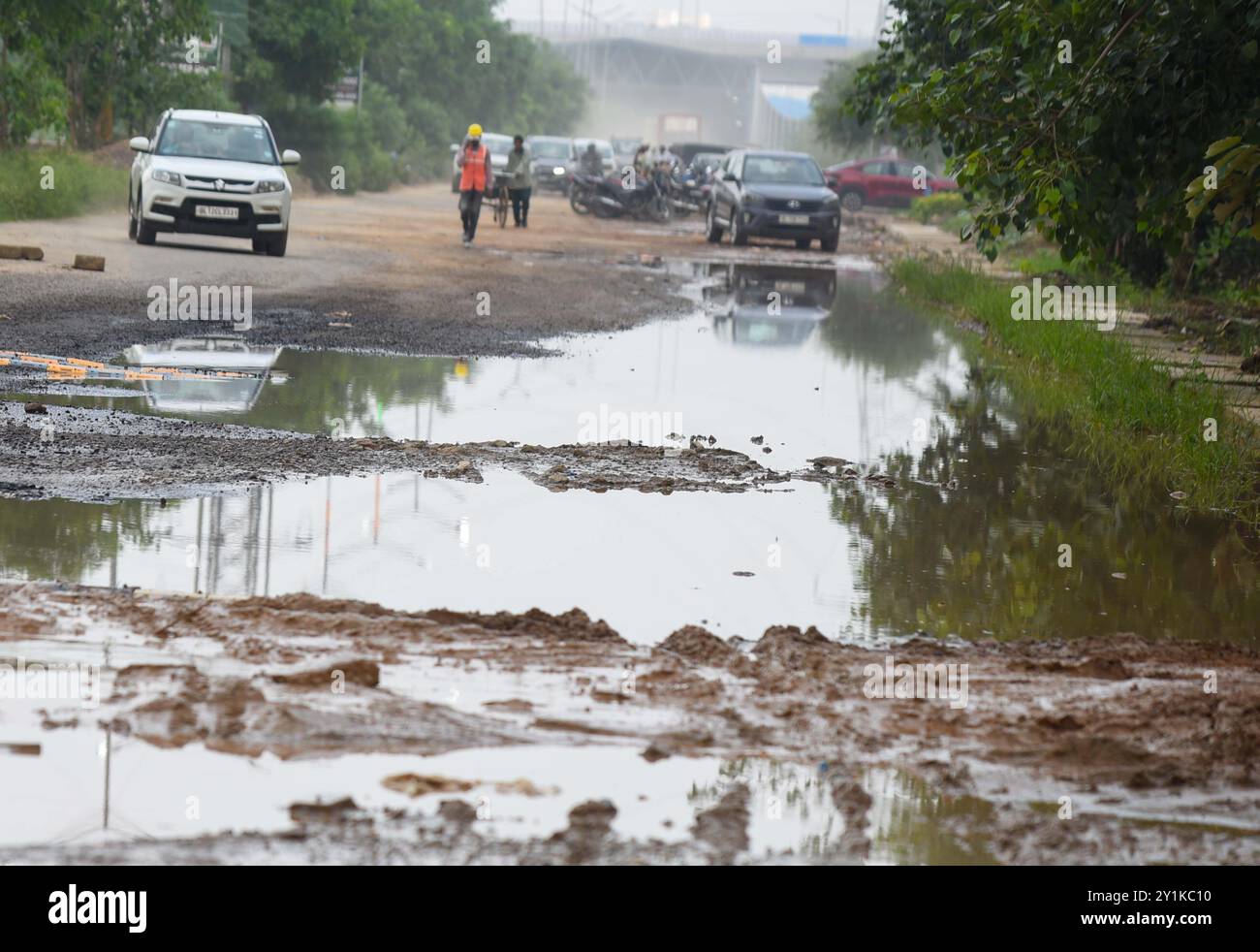 Grugram, Indien. September 2024. GURUGRAM, INDIEN - 6. SEPTEMBER: Die 60 Meter lange Straße gegenüber Sector 102, Oyster Grande, ist aufgrund von Regen in sehr schlechtem Zustand, übersät mit großen Schlaglöchern, in der Nähe des Dwarka Expressway, am 6. September 2024 in Gurugram, Indien. Mehrere Gebiete in der Hauptstadt waren durch die Regenfälle betroffen, und das Indian Meteorological Department (IMD) gab in der Hauptstadt einen gelben Alarm wegen des Regenschusses aus. (Foto: Parveen Kumar/Hindustan Times/SIPA USA) Credit: SIPA USA/Alamy Live News Stockfoto