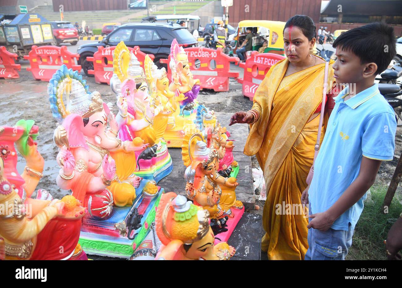 Patna, Indien. September 2024. PATNA, INDIEN – 7. SEPTEMBER: Frauen kaufen am Vorabend des Ganesh Chaturthi Festivals am 7. September 2024 in Patna, Indien die Statue des Herrn Ganesh an der Bailey Road in Patna. (Foto: Santosh Kumar/Hindustan Times/SIPA USA) Credit: SIPA USA/Alamy Live News Stockfoto