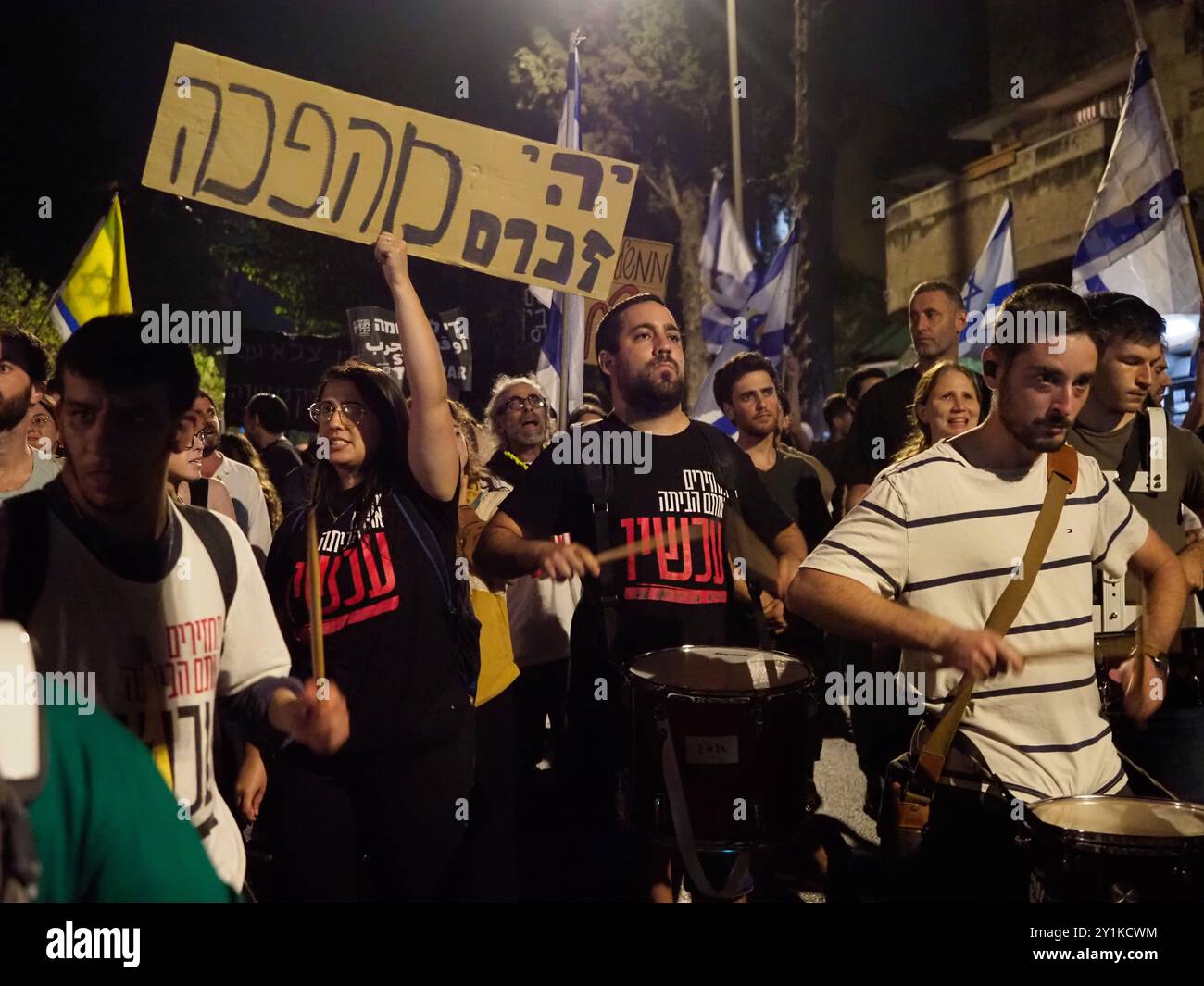 West-Jerusalem, Israel. September 2024. Protest vor Netanjahus Haus in Jerusalem, der einen Geiselvertrag fordert. Auf dem Schild steht: „May their Memories be a Revolution“ (Mögen ihre Erinnerungen eine Revolution sein) Stockfoto