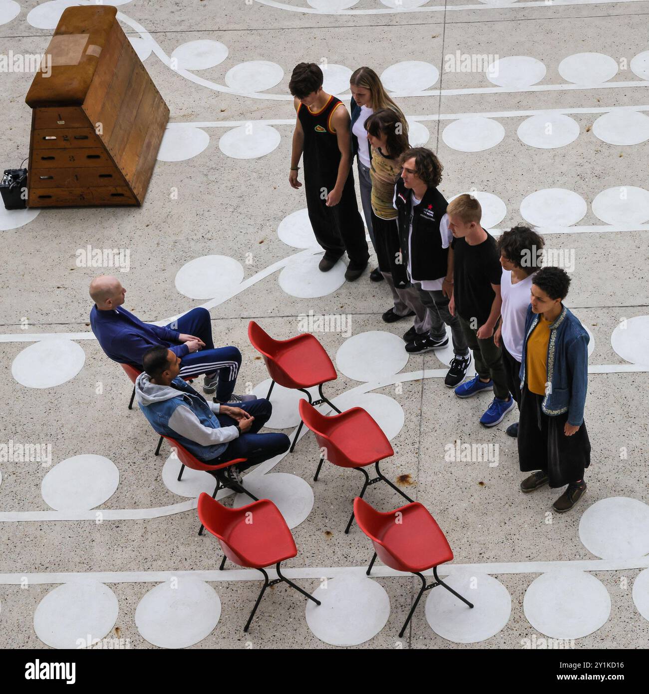 London, Großbritannien. September 2024. Die gestapelte Wonkey-Performance „Are You Here for the Meeting“ repräsentiert die Hoffnungen von 8 jungen Leuten durch 8 junge Tänzer, die vor und zwischen den Zuschauern auftreten, die in den Performancebereich gebracht werden. Das Dancing City Festival, zu dem die Vorstellung gehört, ist aus den Docklands gezogen und findet in diesem Jahr zum ersten Mal im Stratford und Queen Elizabeth Olympic Park statt. Es ist Teil des Greenwich Docklands International Festivals. Quelle: Imageplotter/Alamy Live News Stockfoto