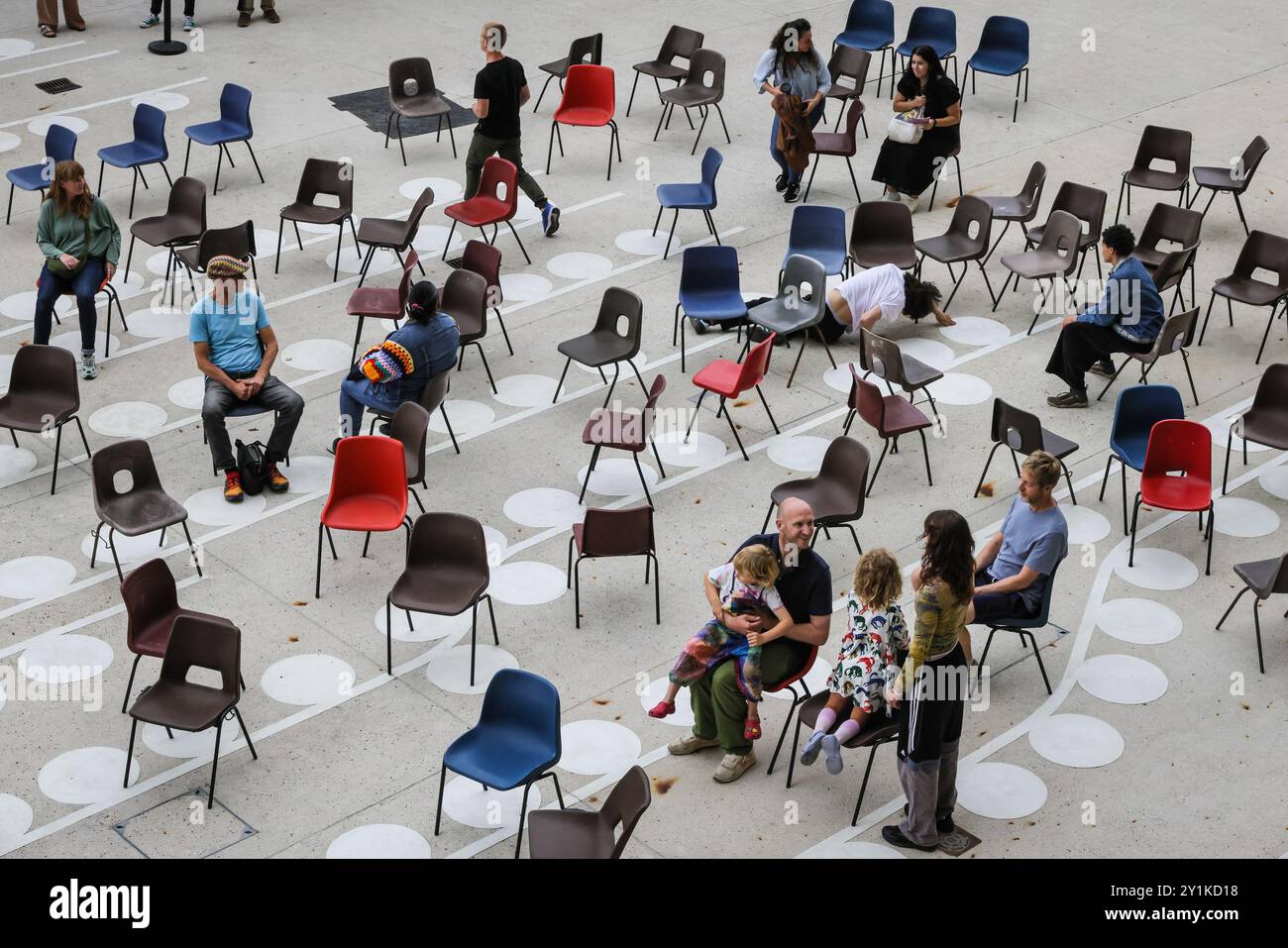 London, Großbritannien. September 2024. Die gestapelte Wonkey-Performance „Are You Here for the Meeting“ repräsentiert die Hoffnungen von 8 jungen Leuten durch 8 junge Tänzer, die vor und zwischen den Zuschauern auftreten, die in den Performancebereich gebracht werden. Das Dancing City Festival, zu dem die Vorstellung gehört, ist aus den Docklands gezogen und findet in diesem Jahr zum ersten Mal im Stratford und Queen Elizabeth Olympic Park statt. Es ist Teil des Greenwich Docklands International Festivals. Quelle: Imageplotter/Alamy Live News Stockfoto