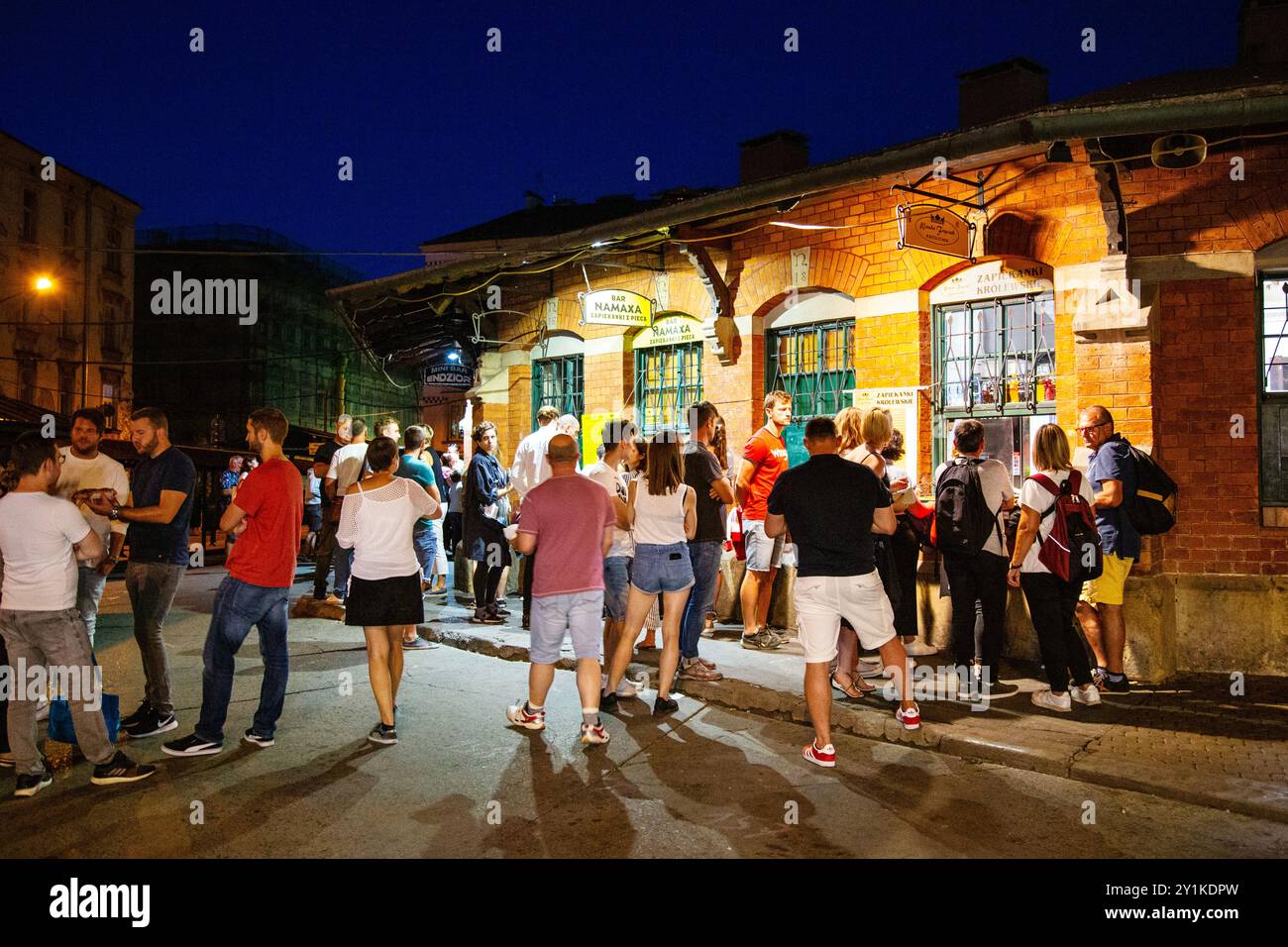 Nachtleben in Kazimierz, die Menschen essen und trinken vor Okraglak Halle am Plac Nowy, Krakau, Polen Stockfoto