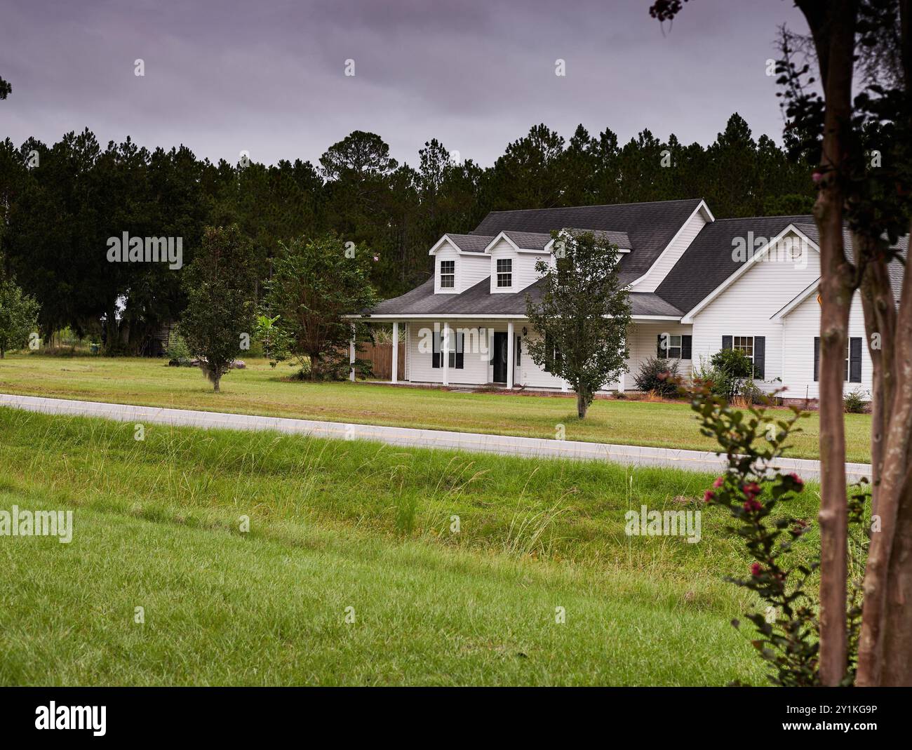 Landhaus mit weißem Abstellgleis und grauem Asphaltschindeldach in Südgeorgien, USA! Stockfoto