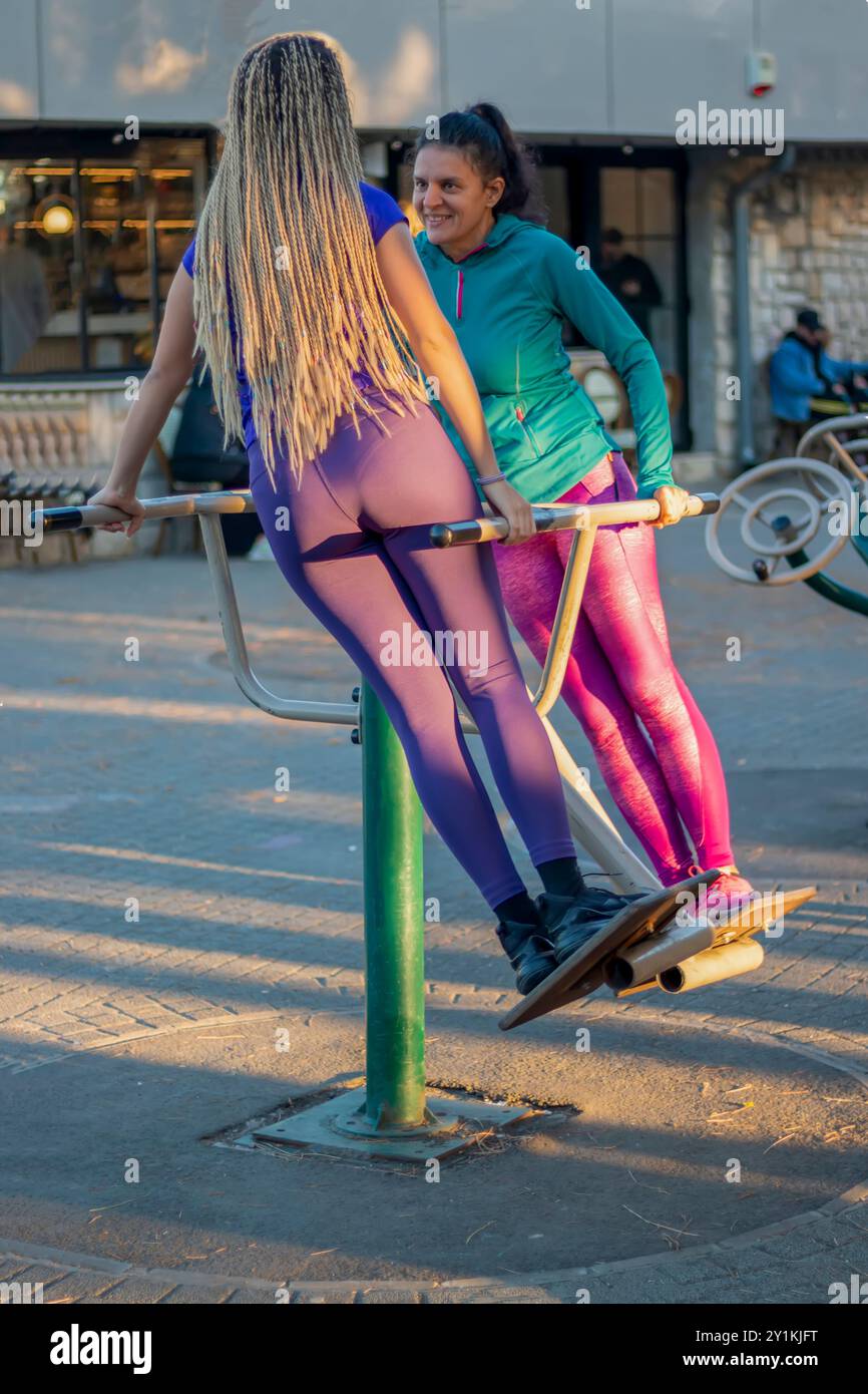 Mutter und Tochter trainieren im Freien Fitnessstudio und haben gesunde und aktive Lebensstil Spaßübungen und Kraftgesundheit. Stockfoto