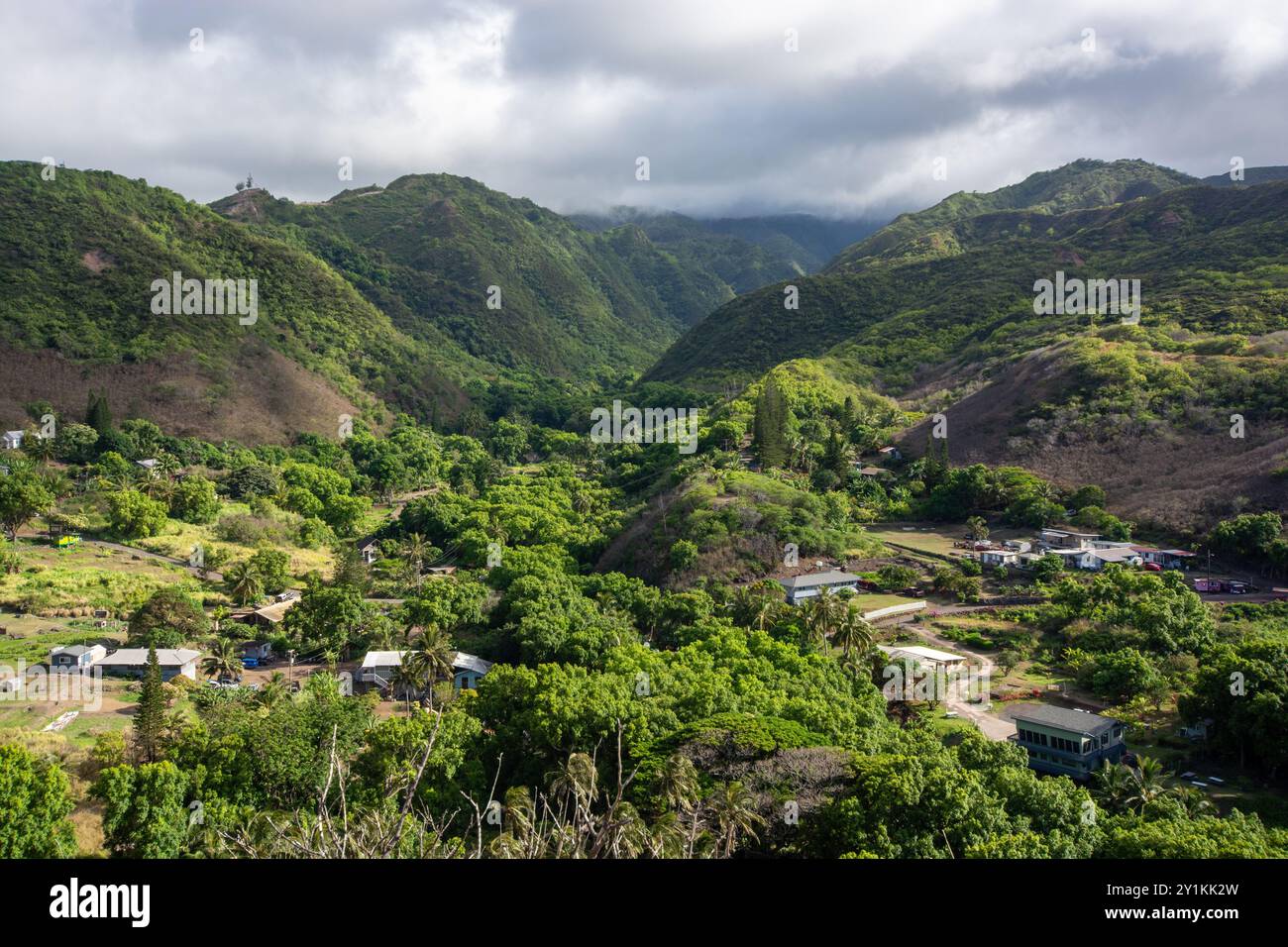 Blick auf eine Landschaft mit Hügeln und Dschungel in West Maui, Hawaii, in der Nähe des Ozeans Stockfoto
