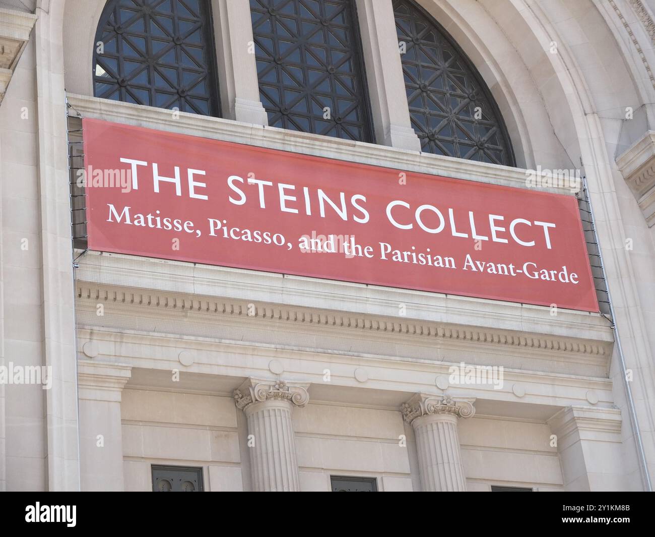 New York, NY, USA - 13.04.2012: Sonderausstellungsschild an der Fassade des Metropolitan Museums in New York City Stockfoto