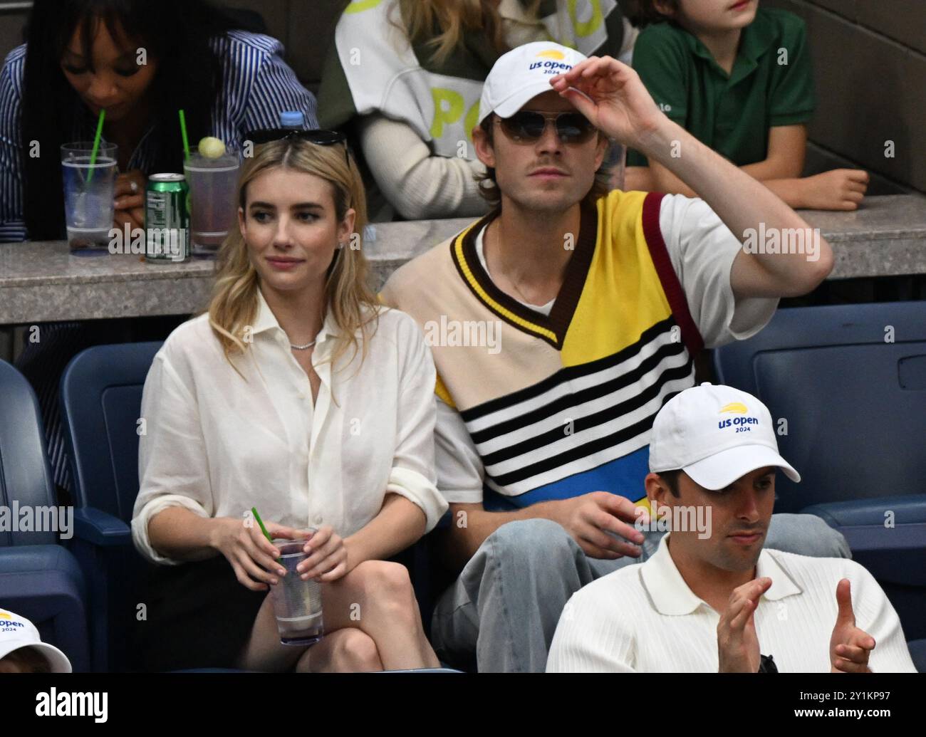 New York, Usa. September 2024. Emma Roberts sieht das Finale der Frauen im Arthur Ashe Stadium bei den US Open Tennis Championships 2024 im USTA Billie Jean King National Tennis Center in New York City am Samstag, den 7. September 2024. Foto: Larry Marano/UPI Credit: UPI/Alamy Live News Stockfoto
