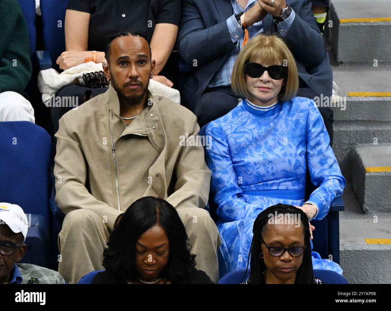 New York, Usa. September 2024. Lewis Hamilton und Anna Wintour sehen sich das Finale der Frauen im Arthur Ashe Stadium bei den US Open Tennis Championships 2024 im USTA Billie Jean King National Tennis Center in New York City am Samstag, den 7. September 2024 an. Foto: Larry Marano/UPI Credit: UPI/Alamy Live News Stockfoto