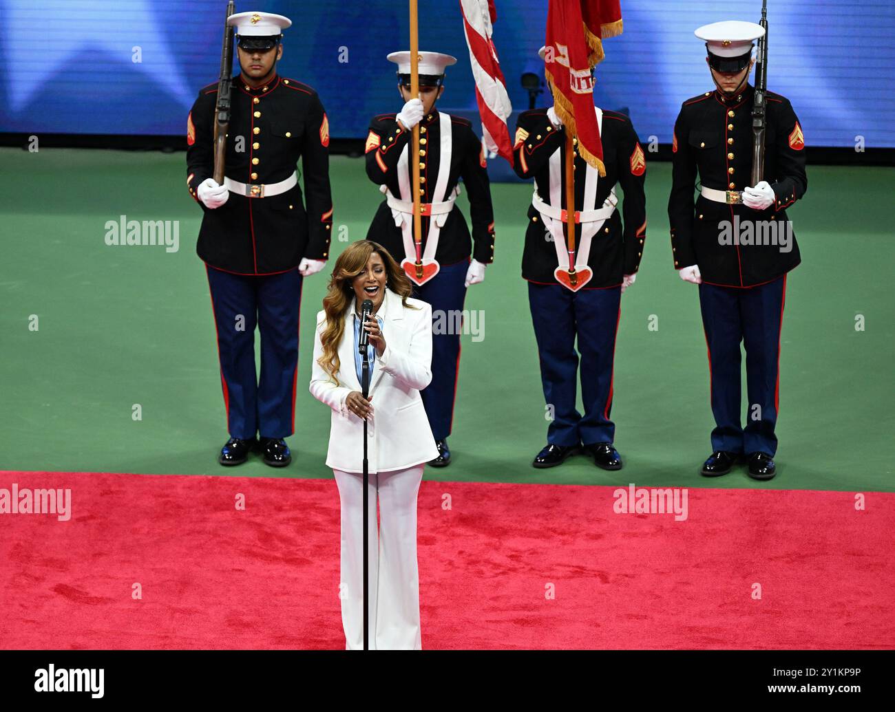 New York, Usa. September 2024. Mickey Guyton tritt vor dem Finale der Frauen im Arthur Ashe Stadium bei den US Open Tennis Championships 2024 im USTA Billie Jean King National Tennis Center in New York City am Samstag, den 7. September 2024 auf. Foto: Larry Marano/UPI Credit: UPI/Alamy Live News Stockfoto
