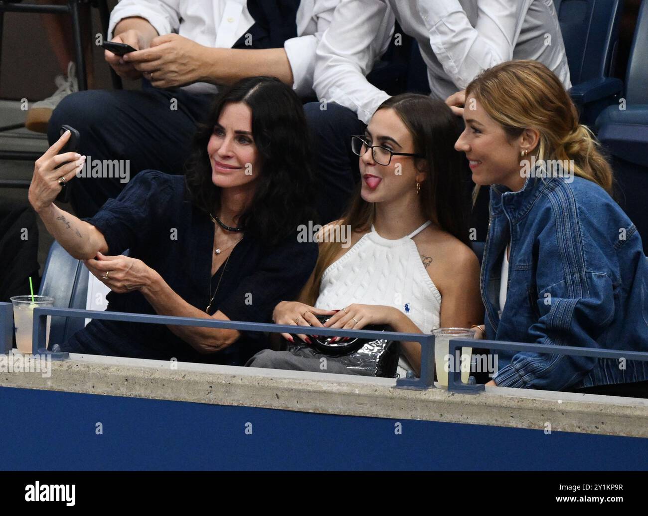 New York, Usa. September 2024. Courtney Cox sieht sich das Finale der Frauen im Arthur Ashe Stadium bei den US Open Tennis Championships 2024 im USTA Billie Jean King National Tennis Center in New York City am Samstag, den 7. September 2024, an. Foto: Larry Marano/UPI Credit: UPI/Alamy Live News Stockfoto