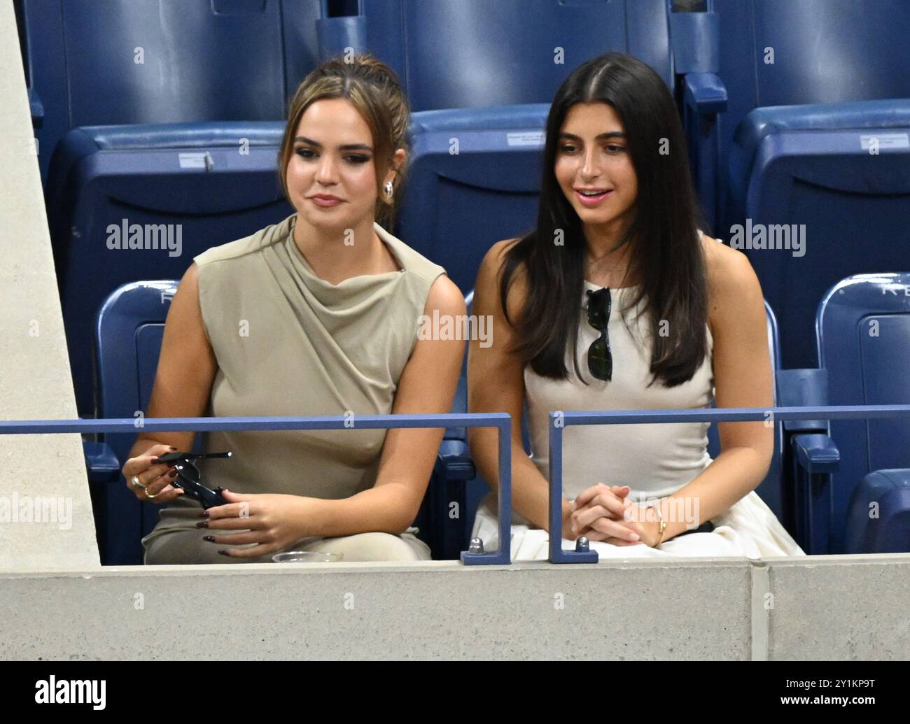 New York, Usa. September 2024. Bailee Madison sieht das Finale der Frauen im Arthur Ashe Stadium bei den US Open Tennis Championships 2024 im USTA Billie Jean King National Tennis Center in New York City am Samstag, den 7. September 2024. Foto: Larry Marano/UPI Credit: UPI/Alamy Live News Stockfoto