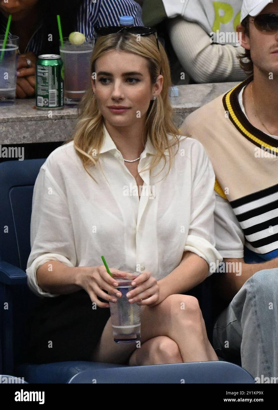 New York, Usa. September 2024. Emma Roberts sieht das Finale der Frauen im Arthur Ashe Stadium bei den US Open Tennis Championships 2024 im USTA Billie Jean King National Tennis Center in New York City am Samstag, den 7. September 2024. Foto: Larry Marano/UPI Credit: UPI/Alamy Live News Stockfoto