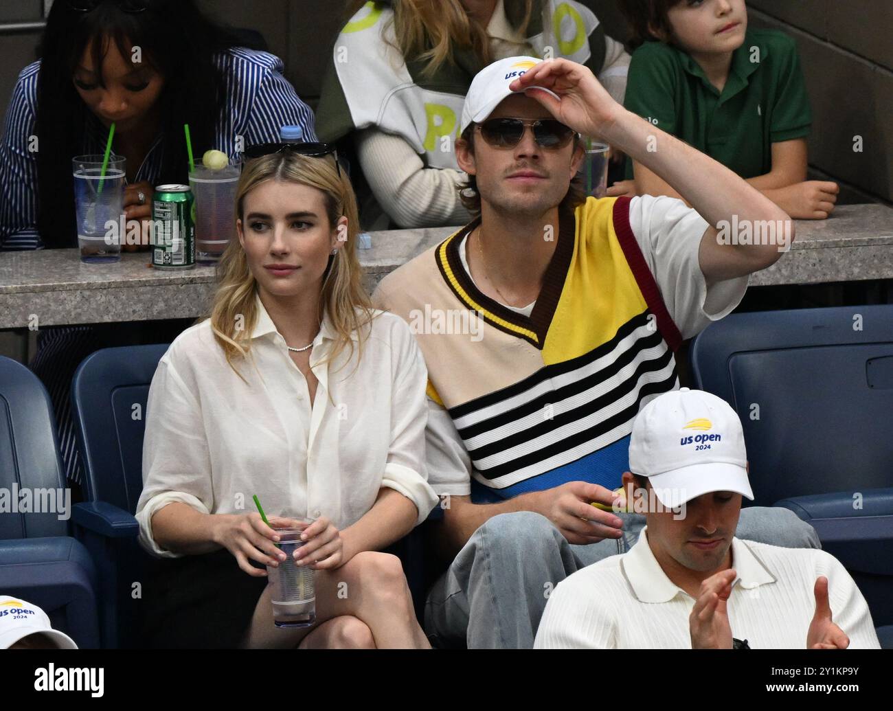 New York, Usa. September 2024. Emma Roberts sieht das Finale der Frauen im Arthur Ashe Stadium bei den US Open Tennis Championships 2024 im USTA Billie Jean King National Tennis Center in New York City am Samstag, den 7. September 2024. Foto: Larry Marano/UPI Credit: UPI/Alamy Live News Stockfoto