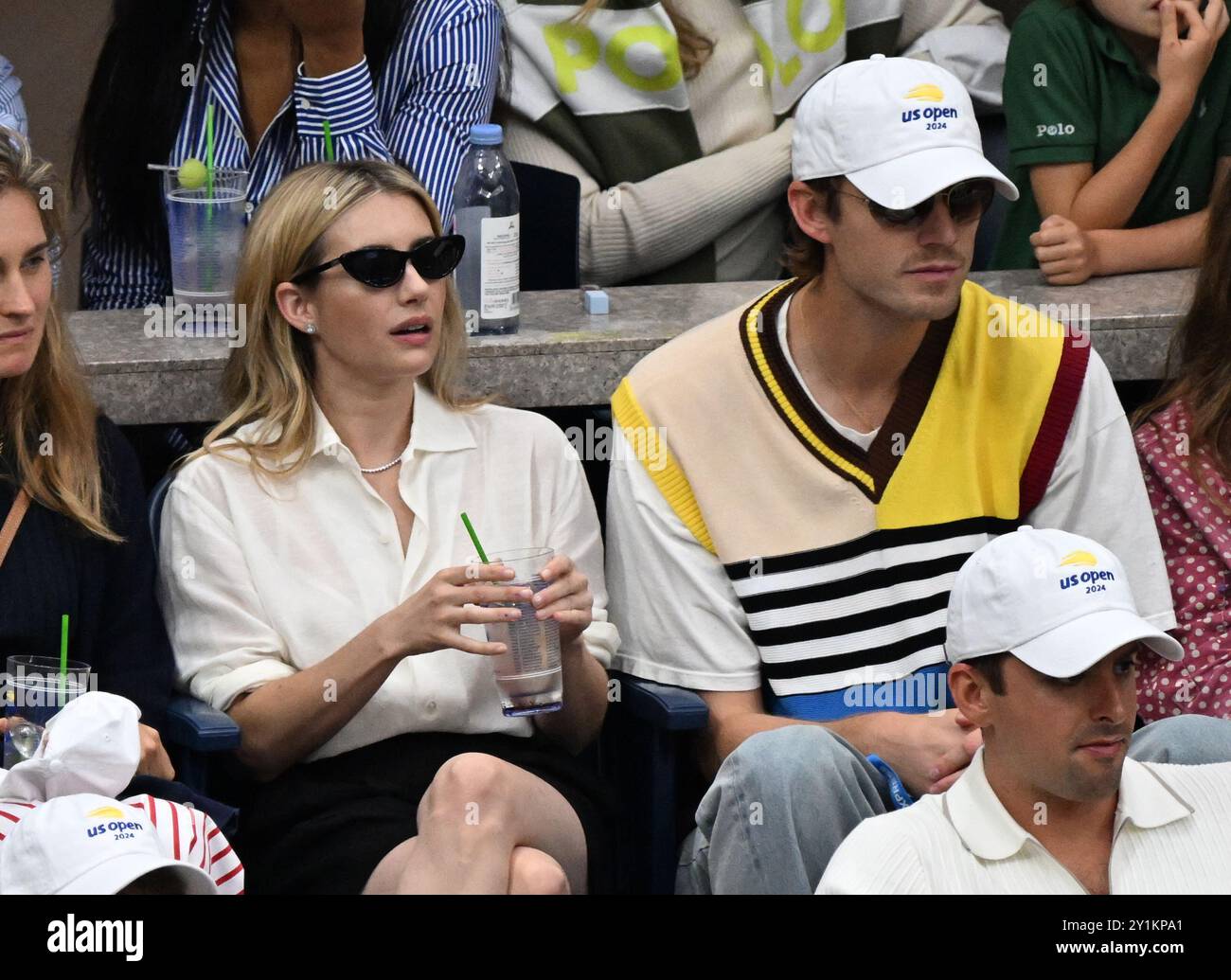 New York, Usa. September 2024. Emma Roberts sieht das Finale der Frauen im Arthur Ashe Stadium bei den US Open Tennis Championships 2024 im USTA Billie Jean King National Tennis Center in New York City am Samstag, den 7. September 2024. Foto: Larry Marano/UPI Credit: UPI/Alamy Live News Stockfoto