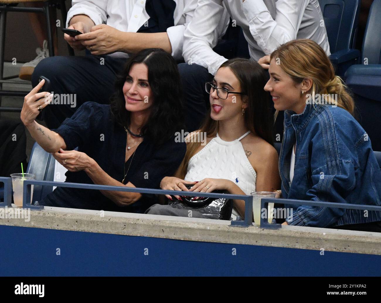 New York, Usa. September 2024. Courtney Cox sieht sich das Finale der Frauen im Arthur Ashe Stadium bei den US Open Tennis Championships 2024 im USTA Billie Jean King National Tennis Center in New York City am Samstag, den 7. September 2024, an. Foto: Larry Marano/UPI Credit: UPI/Alamy Live News Stockfoto