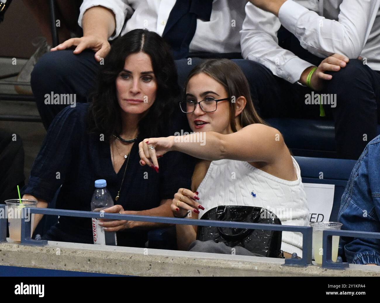 New York, Usa. September 2024. Courtney Cox sieht sich das Finale der Frauen im Arthur Ashe Stadium bei den US Open Tennis Championships 2024 im USTA Billie Jean King National Tennis Center in New York City am Samstag, den 7. September 2024, an. Foto: Larry Marano/UPI Credit: UPI/Alamy Live News Stockfoto