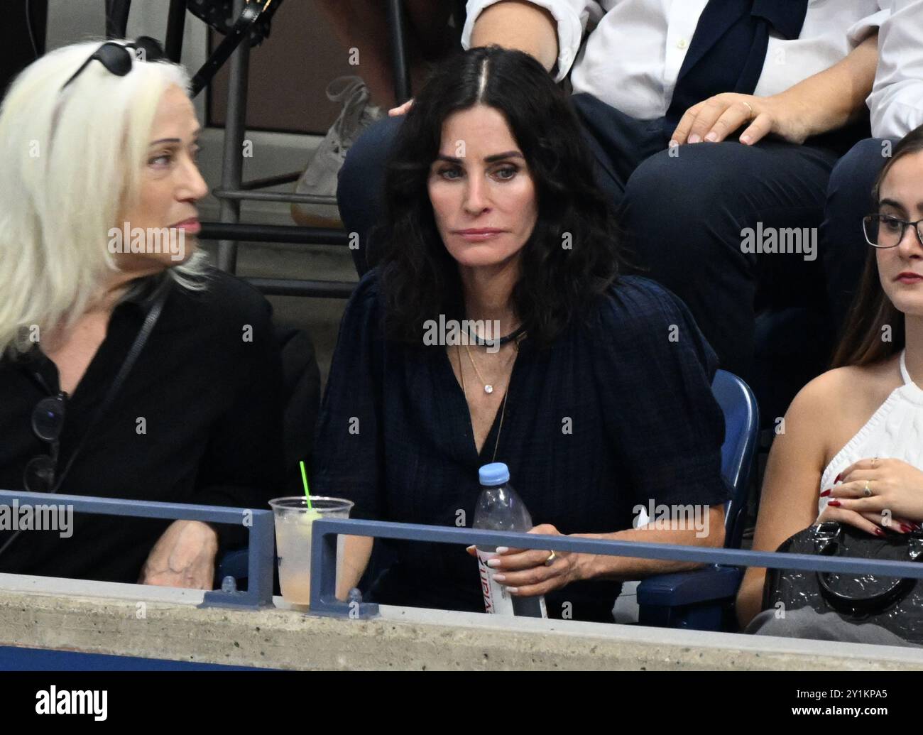 New York, Usa. September 2024. Courtney Cox sieht sich das Finale der Frauen im Arthur Ashe Stadium bei den US Open Tennis Championships 2024 im USTA Billie Jean King National Tennis Center in New York City am Samstag, den 7. September 2024, an. Foto: Larry Marano/UPI Credit: UPI/Alamy Live News Stockfoto