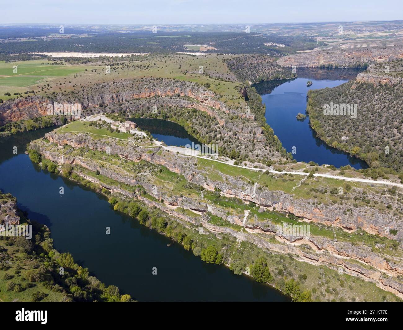 Spektakuläre Aussicht auf einen Fluss, der durch tiefe Schluchten und üppige Vegetation fließt, Vogelperspektive, Luftsicht, Schlucht, Naturpark der Schluchten des du Stockfoto