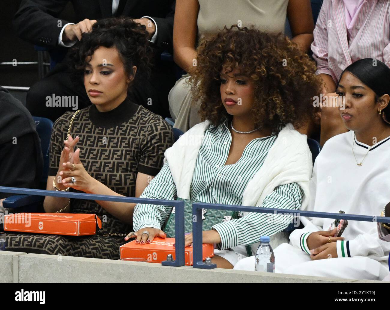 New York, Usa. September 2024. H.E.R. sieht das Finale der Frauen im Arthur Ashe Stadium bei den US Open Tennis Championships 2024 im USTA Billie Jean King National Tennis Center in New York City am Samstag, den 7. September 2024. Foto: Larry Marano/UPI Credit: UPI/Alamy Live News Stockfoto