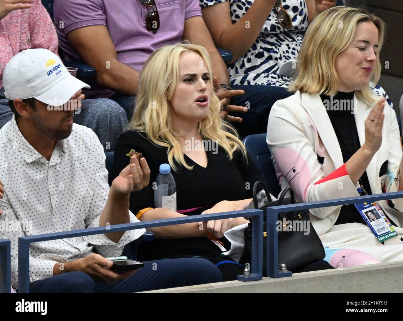 New York, Usa. September 2024. Rebell Wilson sieht sich das Finale der Frauen im Arthur Ashe Stadium bei den US Open Tennis Championships 2024 im USTA Billie Jean King National Tennis Center in New York City am Samstag, den 7. September 2024, an. Foto: Larry Marano/UPI Credit: UPI/Alamy Live News Stockfoto