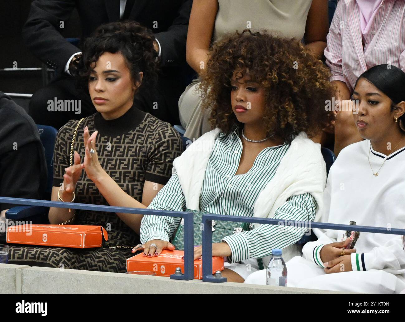 New York, Usa. September 2024. H.E.R. sieht das Finale der Frauen im Arthur Ashe Stadium bei den US Open Tennis Championships 2024 im USTA Billie Jean King National Tennis Center in New York City am Samstag, den 7. September 2024. Foto: Larry Marano/UPI Credit: UPI/Alamy Live News Stockfoto