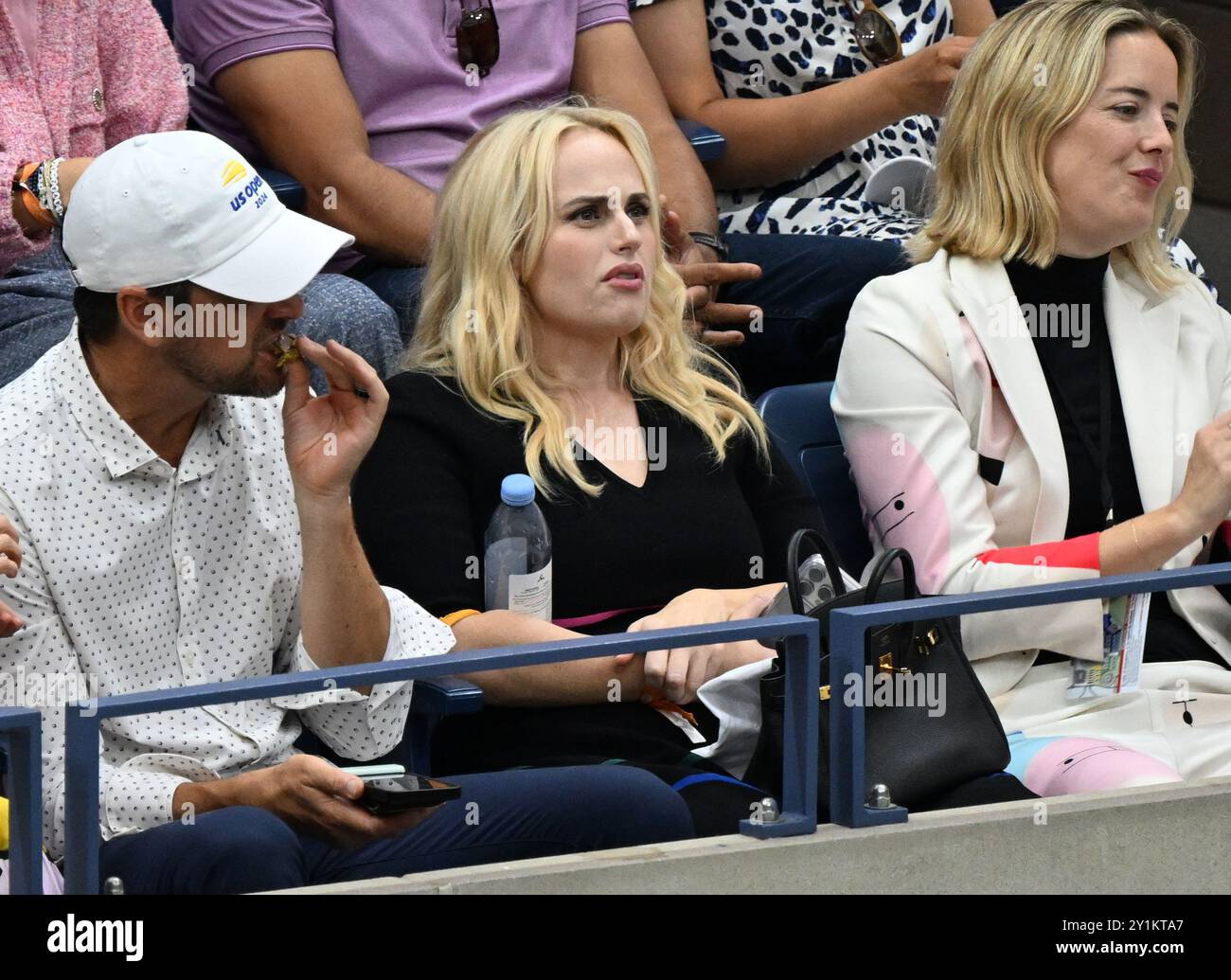 New York, Usa. September 2024. Rebell Wilson sieht sich das Finale der Frauen im Arthur Ashe Stadium bei den US Open Tennis Championships 2024 im USTA Billie Jean King National Tennis Center in New York City am Samstag, den 7. September 2024, an. Foto: Larry Marano/UPI Credit: UPI/Alamy Live News Stockfoto