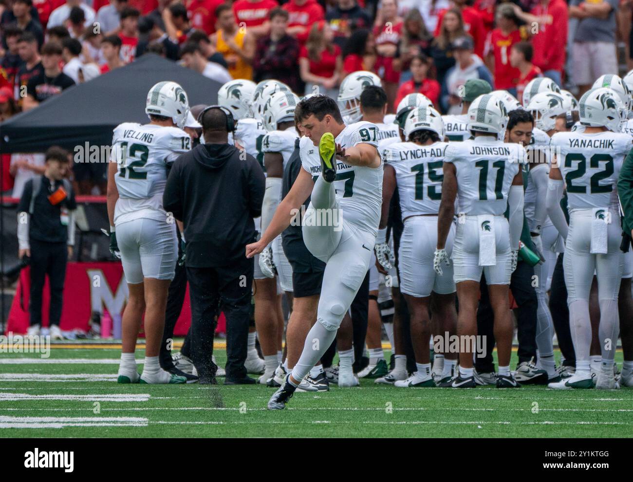 College Park, USA. 30. August 2024. COLLEGE PARK, MD - 07. SEPTEMBER: Jonathan Kim (97) wärmt sich während eines Big10-Fußballspiels zwischen den Maryland Terrapins und den Michigan State Spartans am 07. September 2024 auf dem SECU Field im College Park auf. Maryland. (Foto: Tony Quinn/SipaUSA) Credit: SIPA USA/Alamy Live News Stockfoto