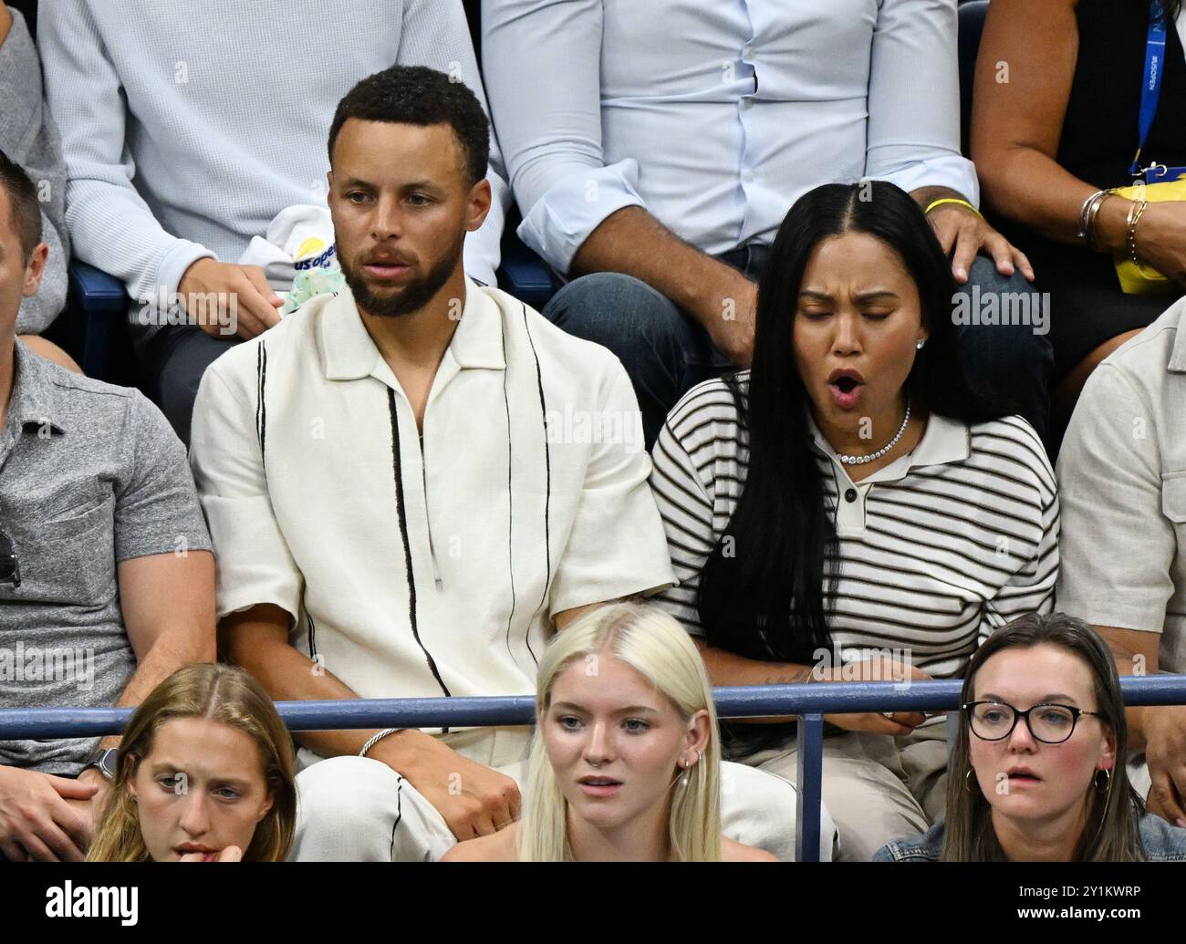 New York, Usa. September 2024. Steph Curry und Ayesha Curry sehen sich das Finale der Frauen im Arthur Ashe Stadium bei den US Open Tennis Championships 2024 im USTA Billie Jean King National Tennis Center in New York City am Samstag, den 7. September 2024 an. Foto: Larry Marano/UPI Credit: UPI/Alamy Live News Stockfoto