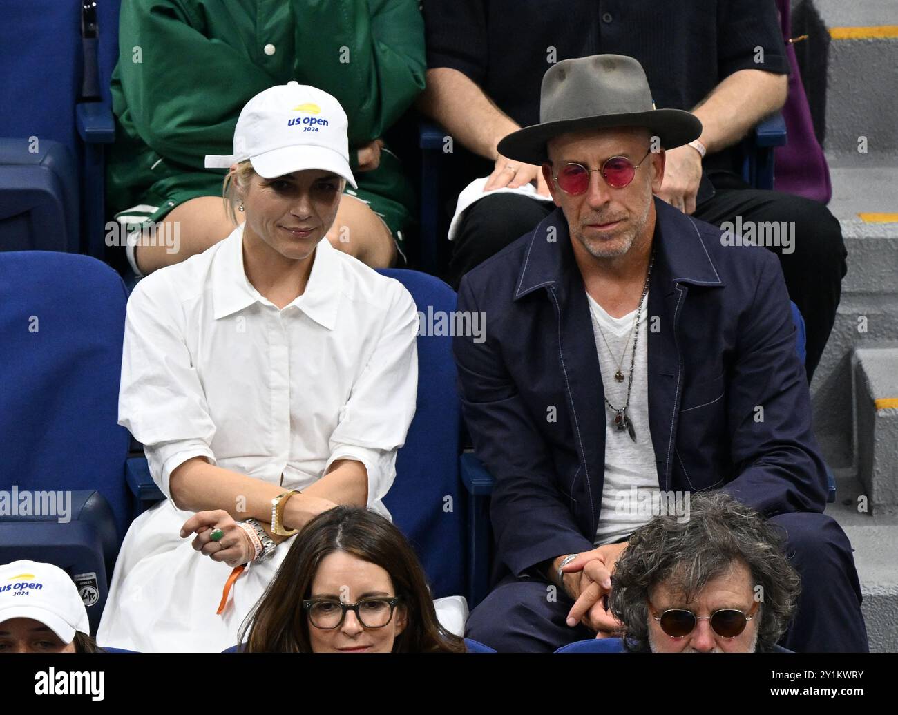 New York, Usa. September 2024. Selma Blair sieht das Finale der Frauen im Arthur Ashe Stadium bei den US Open Tennis Championships 2024 im USTA Billie Jean King National Tennis Center in New York City am Samstag, den 7. September 2024. Foto: Larry Marano/UPI Credit: UPI/Alamy Live News Stockfoto