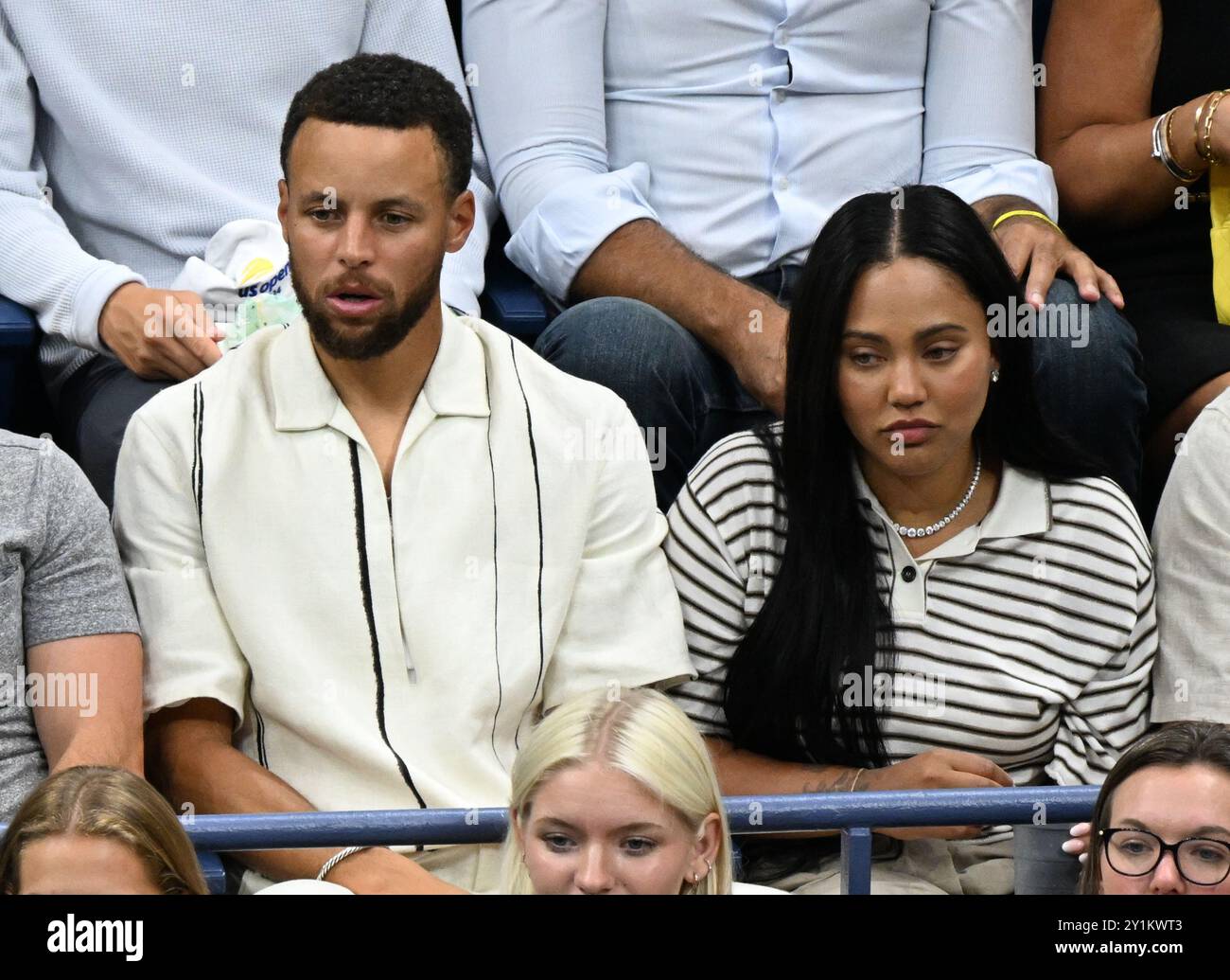 New York, Usa. September 2024. Steph Curry und Ayesha Curry sehen sich das Finale der Frauen im Arthur Ashe Stadium bei den US Open Tennis Championships 2024 im USTA Billie Jean King National Tennis Center in New York City am Samstag, den 7. September 2024 an. Foto: Larry Marano/UPI Credit: UPI/Alamy Live News Stockfoto
