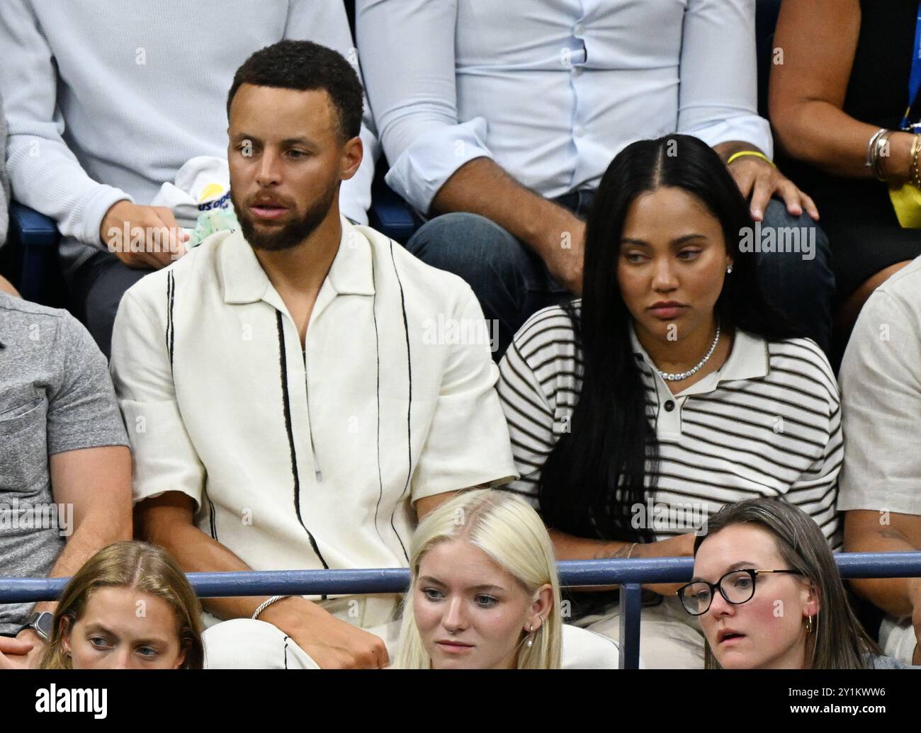 New York, Usa. September 2024. Steph Curry und Ayesha Curry sehen sich das Finale der Frauen im Arthur Ashe Stadium bei den US Open Tennis Championships 2024 im USTA Billie Jean King National Tennis Center in New York City am Samstag, den 7. September 2024 an. Foto: Larry Marano/UPI Credit: UPI/Alamy Live News Stockfoto