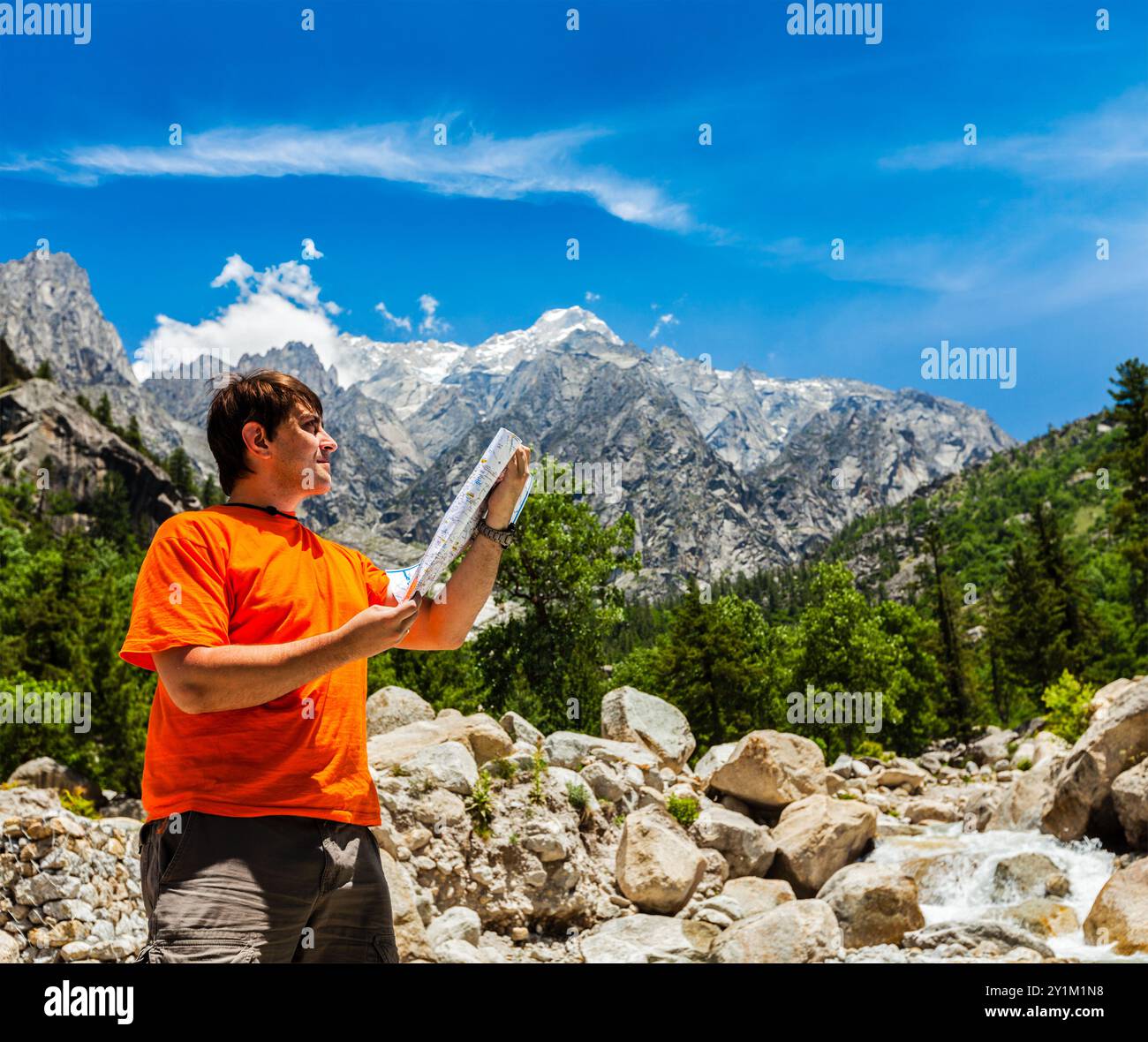 Wanderer mit Karte Stockfoto