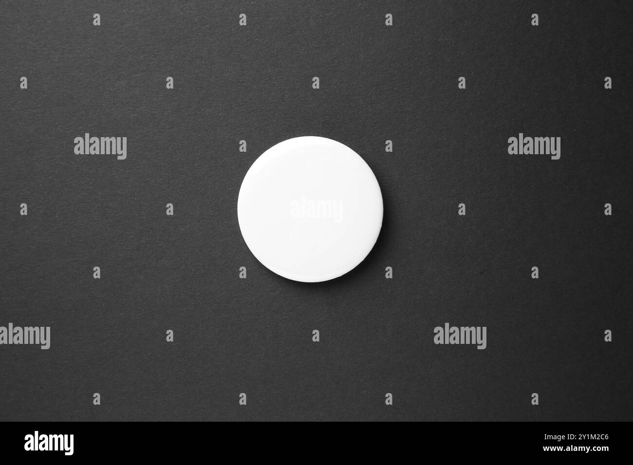 Leeres weißes Knopfabzeichen auf schwarzem Hintergrund, Draufsicht. Modell für Design Stockfoto