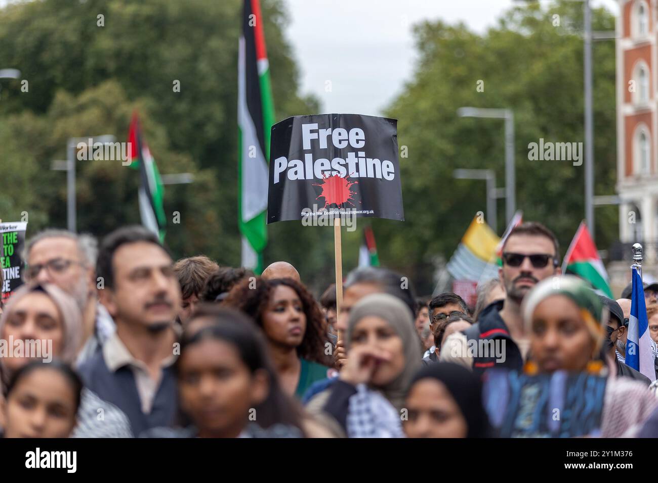 London, Großbritannien. September 2024. Tausende Demonstranten marschierten von der Regent Street St. James zur israelischen Botschaft in London. Die Demonstranten verlangten einen Waffenstillstand, ein Ende der unerbittlichen Bombardierung des Gazastreifens in Palästina und ein Ende der gewaltsamen Besetzung, Apartheid und Kolonisierung des palästinensischen Volkes. Sie forderten auch, dass die britische Regierung ihre Unterstützung für Isreal und alle Waffenverkäufe an Israel einstellen sollte. Abdullah Bailey/Alamy Live News Stockfoto